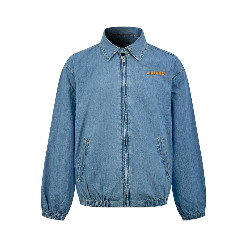 NO:952482,MiuMiu embroidered logo denim jacket. Customized luxury soft mist-washed denim. Draped and stylish. Soft and skin-friendly. Made with sapphire blue as the base. It condenses the quiet luster of the deep sea and exudes unique agility and elegance. The classic peak collar outlines a neat silhouette. Double side pockets hide gentleness. The suede embroidered Miu Miu logo on the chest is like a starlight. The softness of velvet and the sharpness of denim blend together, showing a smart and elegance temperament.  Transformed into a wearable French luxurious artistic conception. Process 1: Use imported machine embroidery technology. Use advanced computer control systems and precision mechanical components to realize MiuMiu embroidery operations with high precision and smooth and delicate lines. Process 2: Use full-length horse scanned spraying technology. The color of the entire jacket is partially naturally faded through the washing process. It is then put into washing equipment for desizing, stone grinding and bleaching to present a uniform fading effect.  The dye is sprayed on the entire denim fabric through a high-pressure pump to achieve the same color tone as the original. Process 3: Stone-ground light fermentation, bleaching and softening. The mutual friction between the pumice stone and the clothing causes wear and fading effects on the surface of the denim. The combination of pulling and bleaching allows the clothing to produce a certain texture and stretching effect while bleaching. Accessories Customized 1:1 MM horn buckle Customized 1:1 MM zipper Customized 1:1 MM Trademark Version Loose version  Size 42 44 46 48 Style No. BB894,,miumiu,jackets & coats,jackets & coats,19860909MiuMiu 刺绣徽标牛仔夹克 定制奢感柔雾云洗牛仔 垂坠有型 柔糯亲肤 以宝石蓝为底 凝萃深海幽谧光泽 漫溢独有的灵动矜贵 经典尖领勾勒利落轮廓 双侧插袋藏起温柔 胸口绒面刺绣Miu Miu徽标宛若星芒轻附 绒感温柔与牛仔利落相融相生 尽显灵动矜贵气质 化作可穿的法式奢雅意境 工艺1: 采用进口机刺绣工艺 使用先进的计算机控制系统和精密的机械部件 实现MiuMiu刺绣作业 精度高 线条流畅而细腻 工艺2: 采用全条马骝扫描喷料工艺 通过洗水工艺使整件外套的颜色在局部产生自然褪色的效果 再放入洗水设备中进行褪浆 石磨并漂色 呈现出均匀褪色效果 通过高压泵将染料喷射的方式喷洒在整件牛仔面料上 以达到与原版一致色调 工艺3: 石磨轻酵拉解漂加软 通过浮石与衣物的相互摩擦 使牛仔布表面产生磨损和褪色效果 通过拉扯和漂白相结合 使衣物在漂白的同时产生一定的纹理和拉伸效果 辅料 定制1:1 MM牛角扣 定制1:1 MM 拉链 定制1:1 MM 商标 版型 宽松版型 尺码 42 44 46 48 款号 BB894,,miumiu,jackets & coats,jackets & coats,,Men's clothing