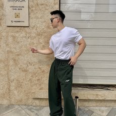 Acne Studios 刺绣长裤 定制森雾云絮磨毛抓绒 垂坠有型 柔糯亲肤 取色森雾墨绿 凝萃北欧深林幽谧暮色 复古沉 Acne Studios 刺绣长裤 定制森雾云絮磨毛抓绒 垂坠有型 柔糯亲肤 取色森雾墨绿 凝萃北欧深林幽谧暮色 复古沉