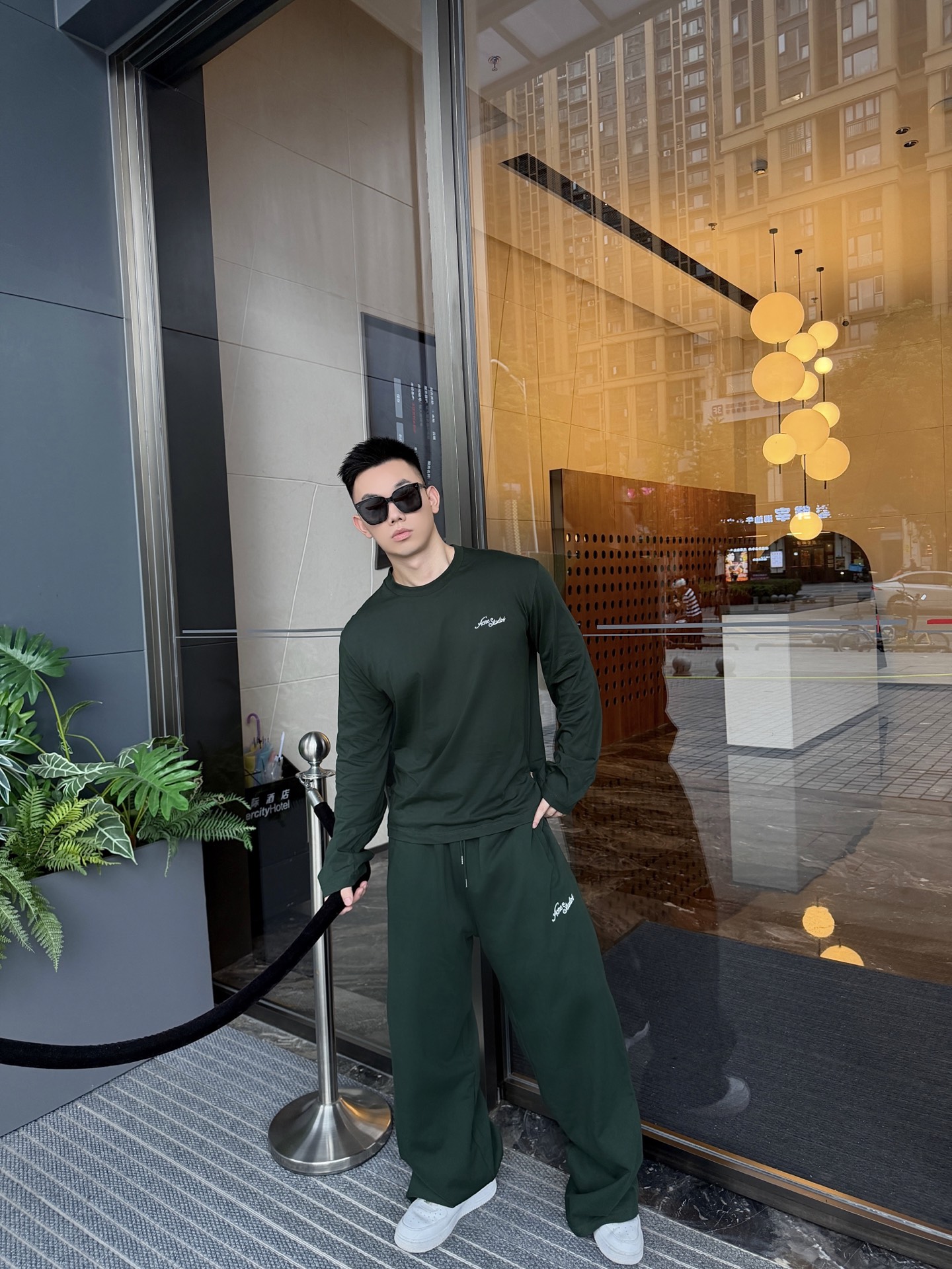 Acne Studios 刺绣长裤 定制森雾云絮磨毛抓绒 垂坠有型 柔糯亲肤 取色森雾墨绿 凝萃北欧深林幽谧暮色 复古沉