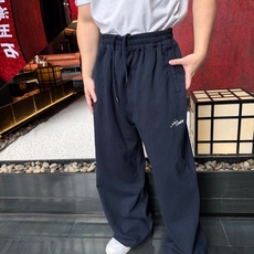 Acne Studios 刺绣长裤 定制森雾云絮磨毛抓绒 垂坠有型 柔糯亲肤 取色森雾墨绿 凝萃北欧深林幽谧暮色 复古沉 Acne Studios 刺绣长裤 定制森雾云絮磨毛抓绒 垂坠有型 柔糯亲肤 取色森雾墨绿 凝萃北欧深林幽谧暮色 复古沉