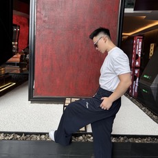 Acne Studios 刺绣长裤 定制森雾云絮磨毛抓绒 垂坠有型 柔糯亲肤 取色森雾墨绿 凝萃北欧深林幽谧暮色 复古沉 Acne Studios 刺绣长裤 定制森雾云絮磨毛抓绒 垂坠有型 柔糯亲肤 取色森雾墨绿 凝萃北欧深林幽谧暮色 复古沉