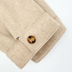 Loewe Anagram 压花羊毛拉链夹克 定织凝雾奢绒羊毛混纺 温润细腻 舒适贴肤 凝萃柔雾燕麦色 低饱和温润质感 Loewe Anagram 压花羊毛拉链夹克 定织凝雾奢绒羊毛混纺 温润细腻 舒适贴肤 凝萃柔雾燕麦色 低饱和温润质感