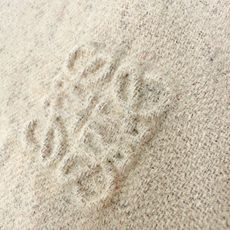 Loewe Anagram 压花羊毛拉链夹克 定织凝雾奢绒羊毛混纺 温润细腻 舒适贴肤 凝萃柔雾燕麦色 低饱和温润质感 Loewe Anagram 压花羊毛拉链夹克 定织凝雾奢绒羊毛混纺 温润细腻 舒适贴肤 凝萃柔雾燕麦色 低饱和温润质感