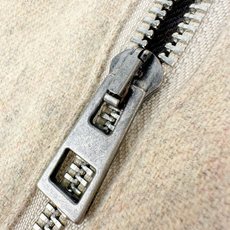 Loewe Anagram 压花羊毛拉链夹克 定织凝雾奢绒羊毛混纺 温润细腻 舒适贴肤 凝萃柔雾燕麦色 低饱和温润质感 Loewe Anagram 压花羊毛拉链夹克 定织凝雾奢绒羊毛混纺 温润细腻 舒适贴肤 凝萃柔雾燕麦色 低饱和温润质感