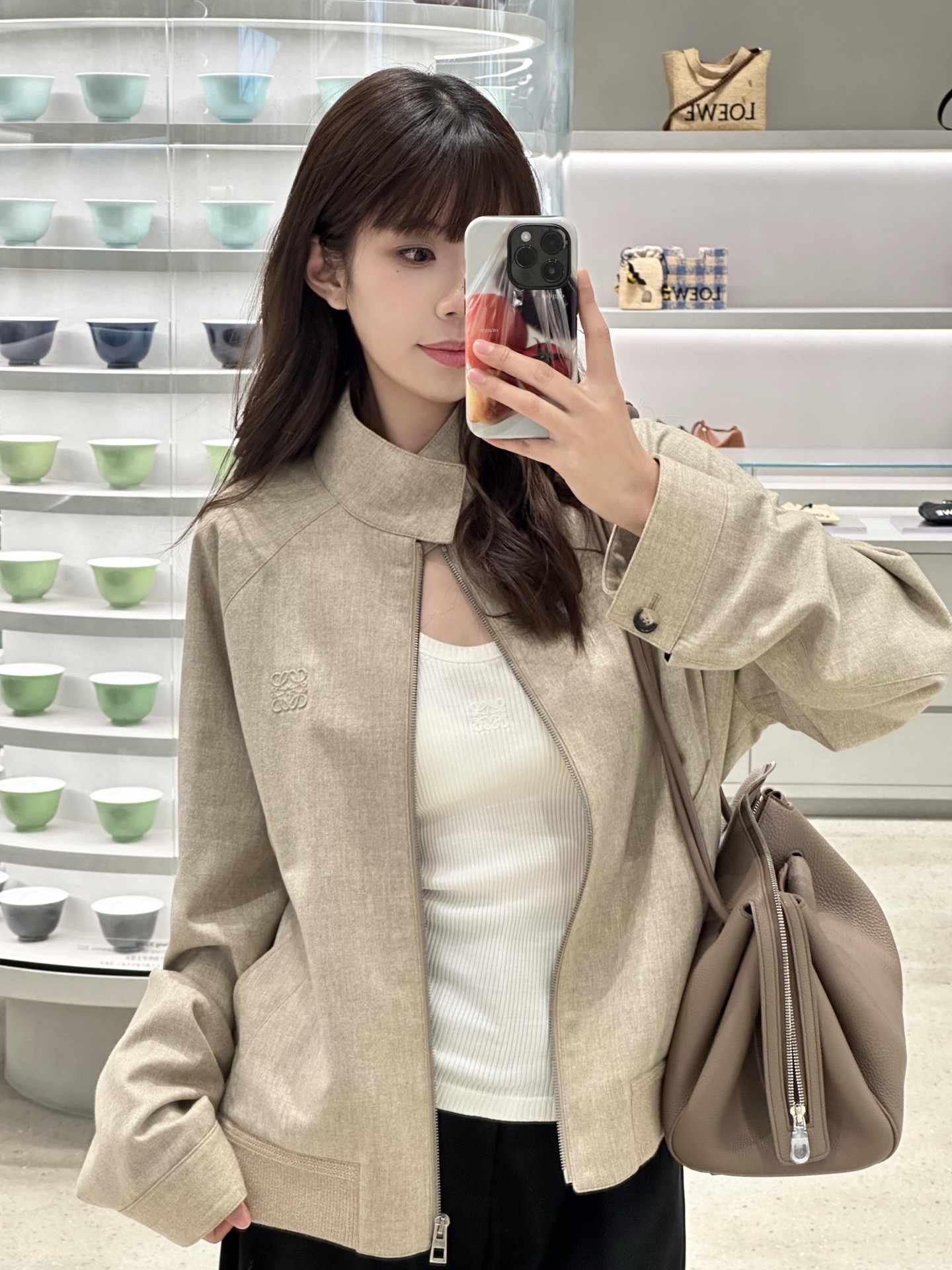 Loewe Anagram 压花羊毛拉链夹克 定织凝雾奢绒羊毛混纺 温润细腻 舒适贴肤 凝萃柔雾燕麦色 低饱和温润质感 