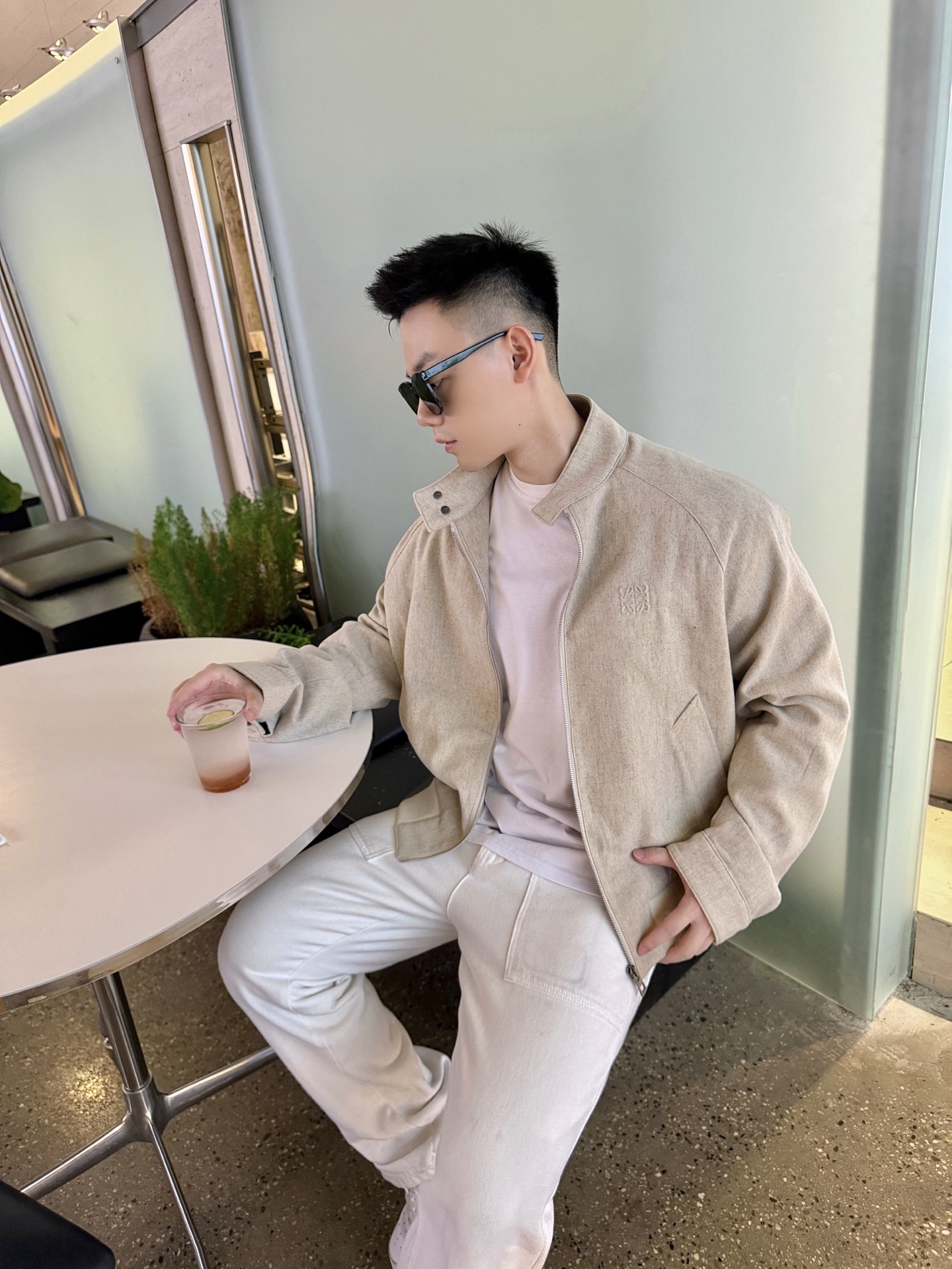 Loewe Anagram 压花羊毛拉链夹克 定织凝雾奢绒羊毛混纺 温润细腻 舒适贴肤 凝萃柔雾燕麦色 低饱和温润质感 