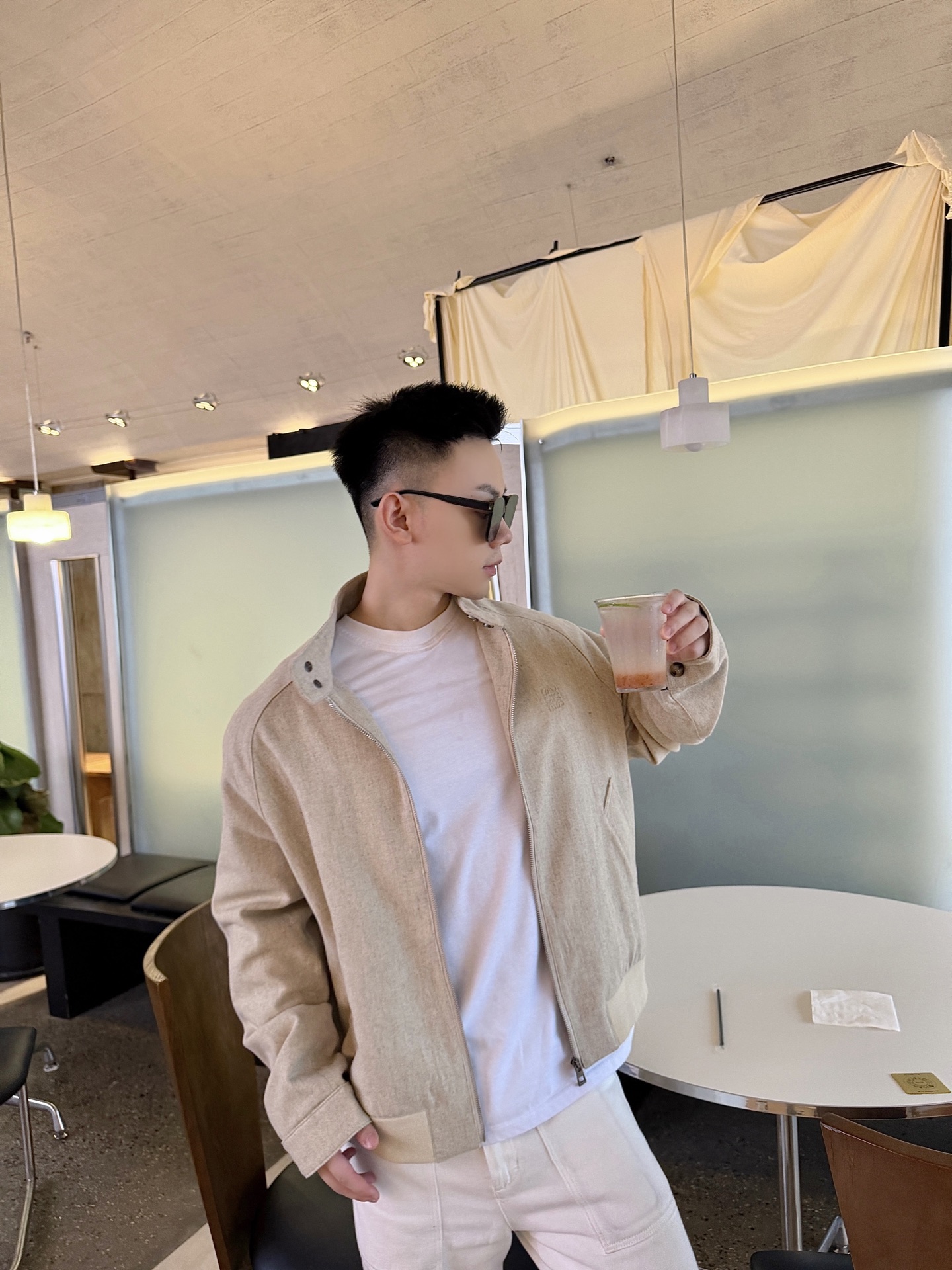 Loewe Anagram 压花羊毛拉链夹克 定织凝雾奢绒羊毛混纺 温润细腻 舒适贴肤 凝萃柔雾燕麦色 低饱和温润质感 