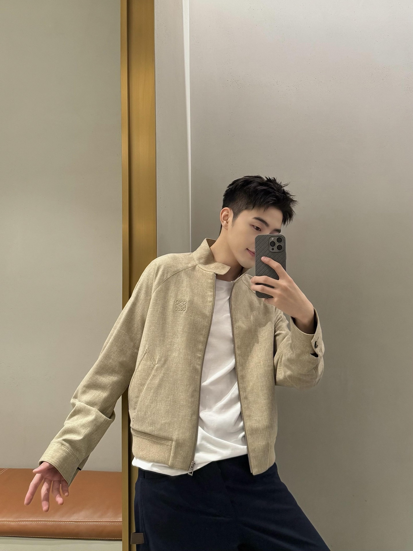 Loewe Anagram 压花羊毛拉链夹克 定织凝雾奢绒羊毛混纺 温润细腻 舒适贴肤 凝萃柔雾燕麦色 低饱和温润质感 