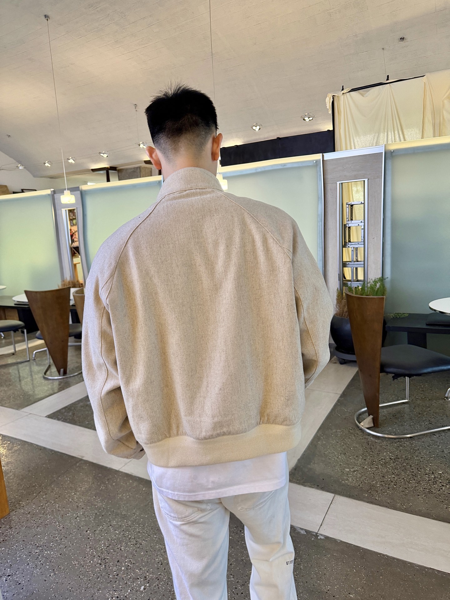 Loewe Anagram 压花羊毛拉链夹克 定织凝雾奢绒羊毛混纺 温润细腻 舒适贴肤 凝萃柔雾燕麦色 低饱和温润质感 