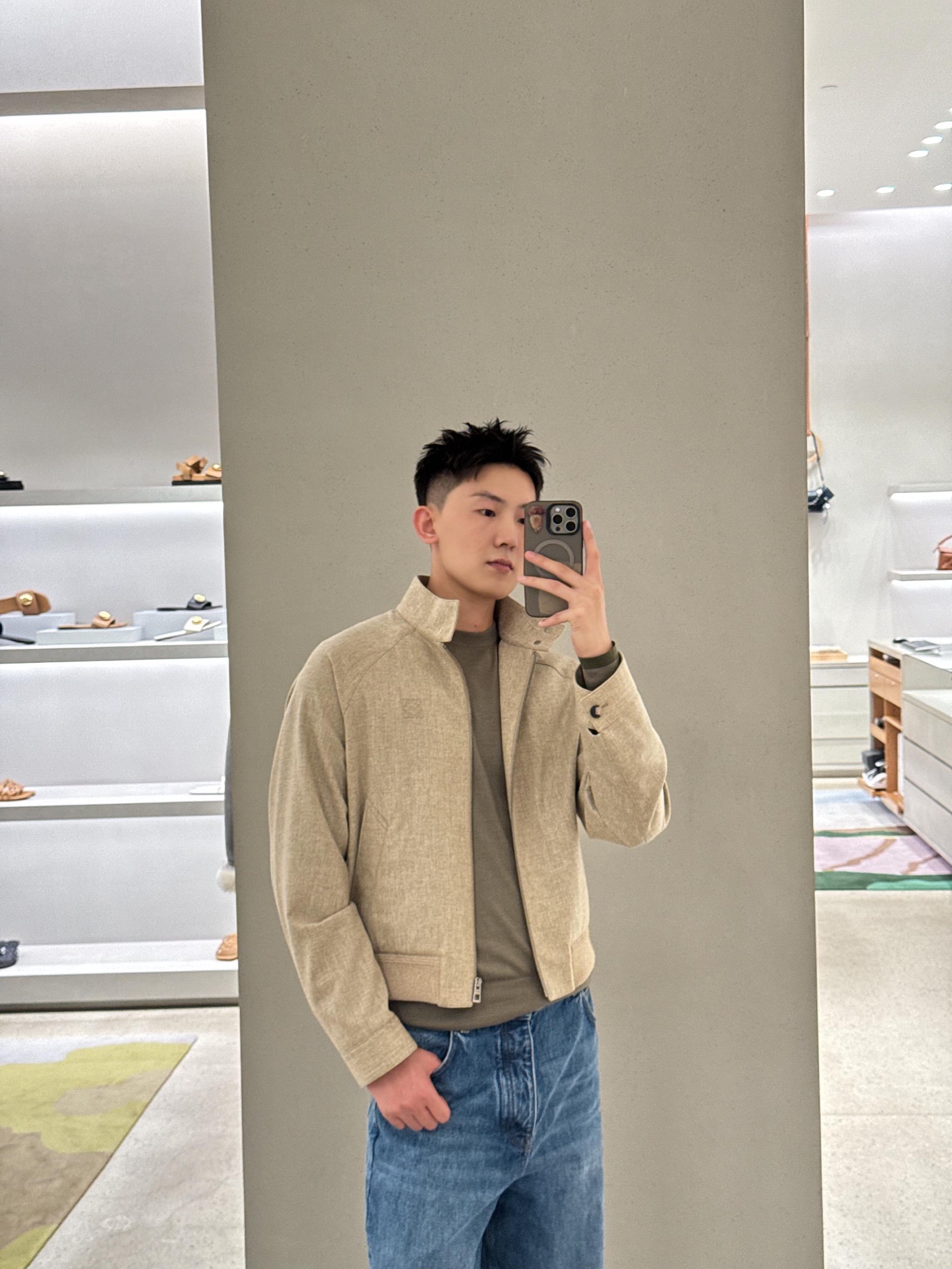 Loewe Anagram 压花羊毛拉链夹克 定织凝雾奢绒羊毛混纺 温润细腻 舒适贴肤 凝萃柔雾燕麦色 低饱和温润质感 