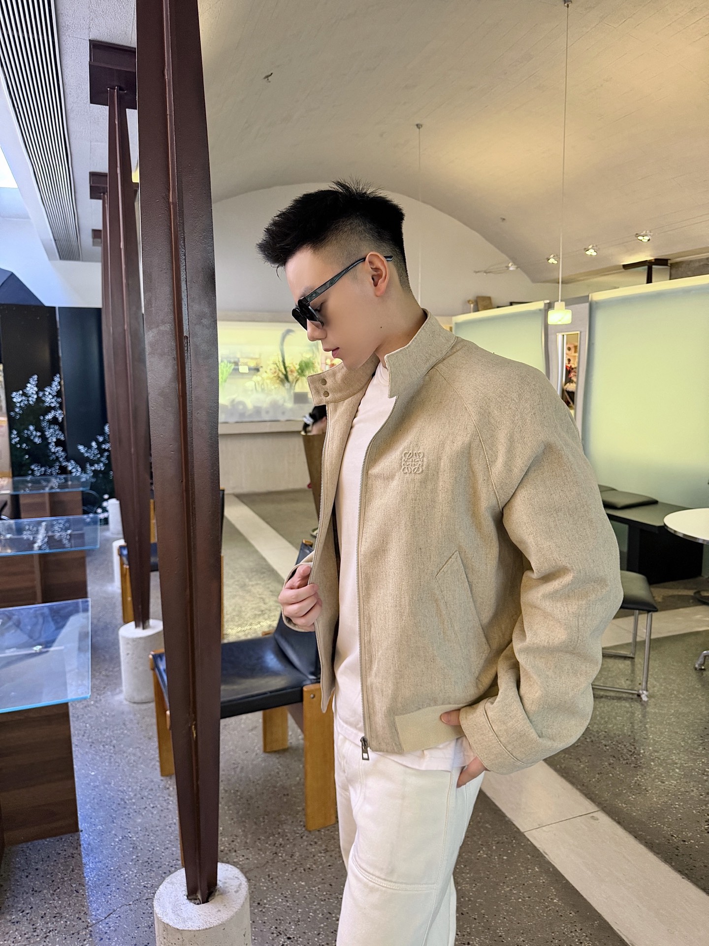 Loewe Anagram 压花羊毛拉链夹克 定织凝雾奢绒羊毛混纺 温润细腻 舒适贴肤 凝萃柔雾燕麦色 低饱和温润质感 