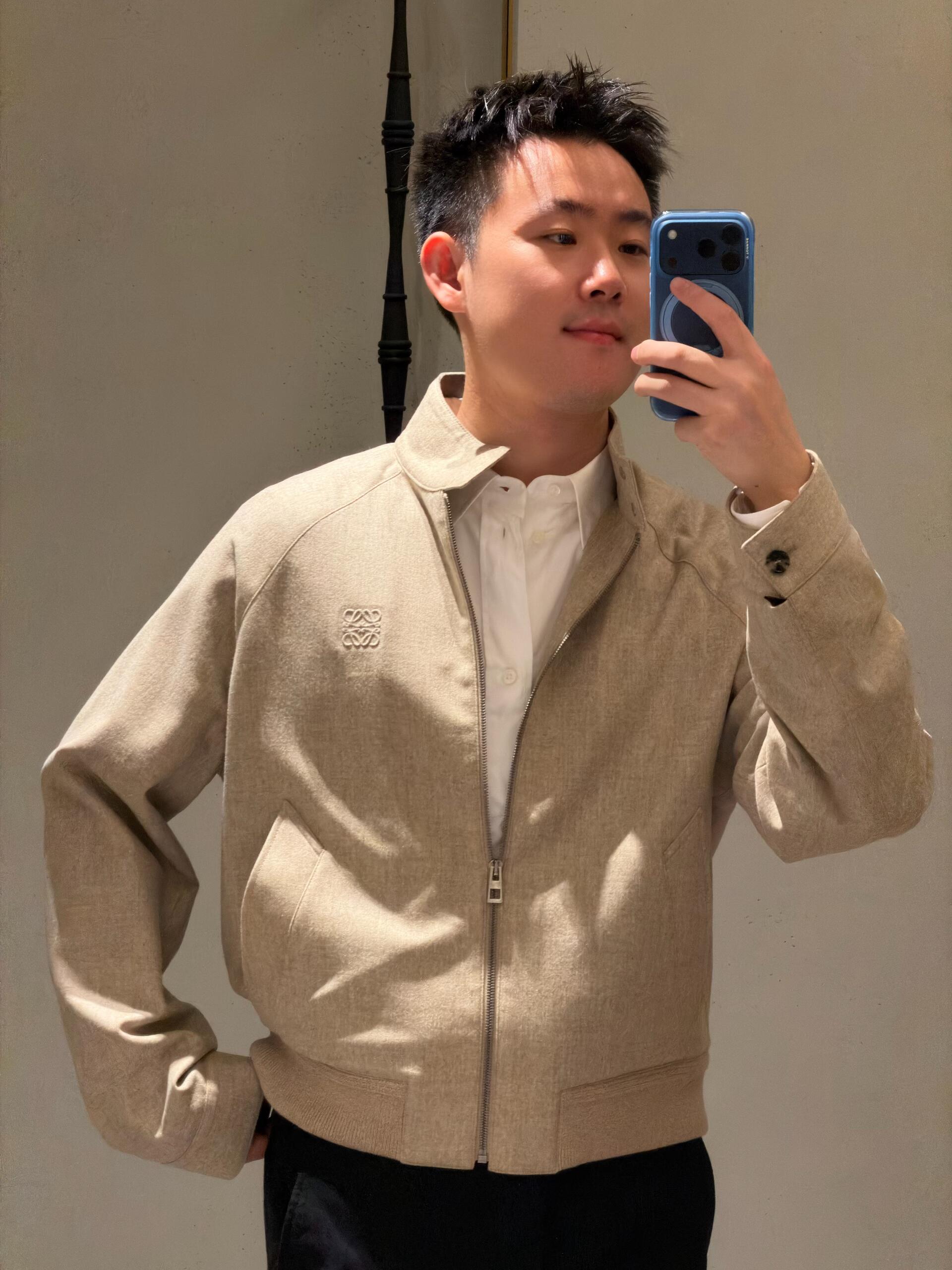 Loewe Anagram 压花羊毛拉链夹克 定织凝雾奢绒羊毛混纺 温润细腻 舒适贴肤 凝萃柔雾燕麦色 低饱和温润质感 