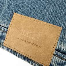 Ami Paris 刺绣牛仔外套 定制法式柔雾水洗牛仔 挺括有型 舒适柔软 以雾蓝做旧为底 色调清透雅致 自带柔光滤镜 Ami Paris 刺绣牛仔外套 定制法式柔雾水洗牛仔 挺括有型 舒适柔软 以雾蓝做旧为底 色调清透雅致 自带柔光滤镜