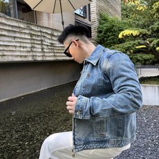 Ami Paris 刺绣牛仔外套 定制法式柔雾水洗牛仔 挺括有型 舒适柔软 以雾蓝做旧为底 色调清透雅致 自带柔光滤镜 Ami Paris 刺绣牛仔外套 定制法式柔雾水洗牛仔 挺括有型 舒适柔软 以雾蓝做旧为底 色调清透雅致 自带柔光滤镜
