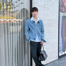 Ami Paris 刺绣牛仔外套 定制法式柔雾水洗牛仔 挺括有型 舒适柔软 以雾蓝做旧为底 色调清透雅致 自带柔光滤镜 Ami Paris 刺绣牛仔外套 定制法式柔雾水洗牛仔 挺括有型 舒适柔软 以雾蓝做旧为底 色调清透雅致 自带柔光滤镜