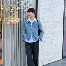 Ami Paris 刺绣牛仔外套 定制法式柔雾水洗牛仔 挺括有型 舒适柔软 以雾蓝做旧为底 色调清透雅致 自带柔光滤镜 Ami Paris 刺绣牛仔外套 定制法式柔雾水洗牛仔 挺括有型 舒适柔软 以雾蓝做旧为底 色调清透雅致 自带柔光滤镜