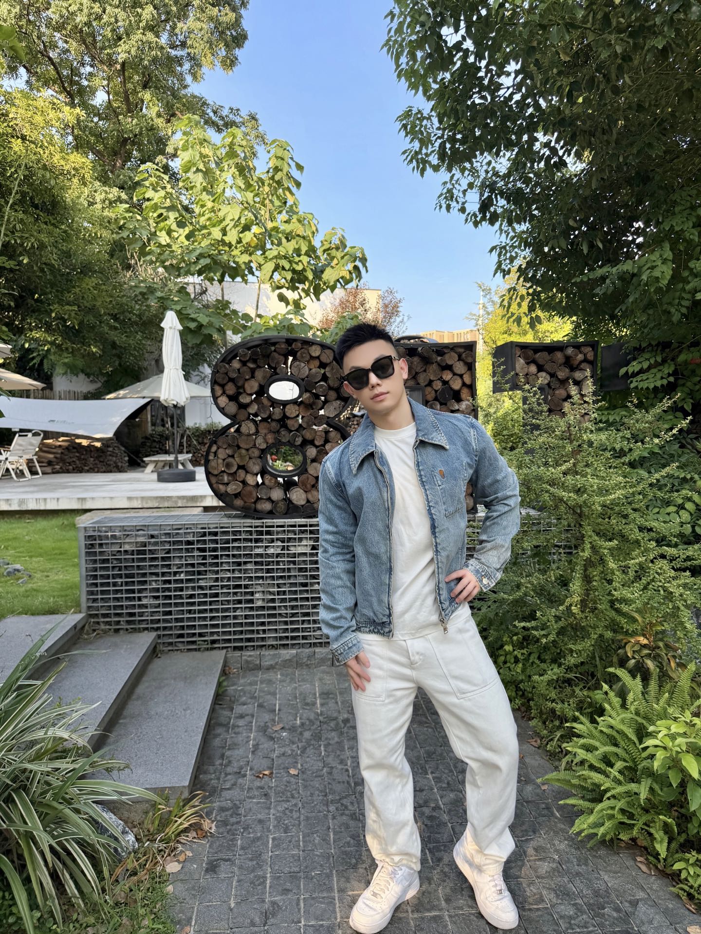 Ami Paris 刺绣牛仔外套 定制法式柔雾水洗牛仔 挺括有型 舒适柔软 以雾蓝做旧为底 色调清透雅致 自带柔光滤镜 