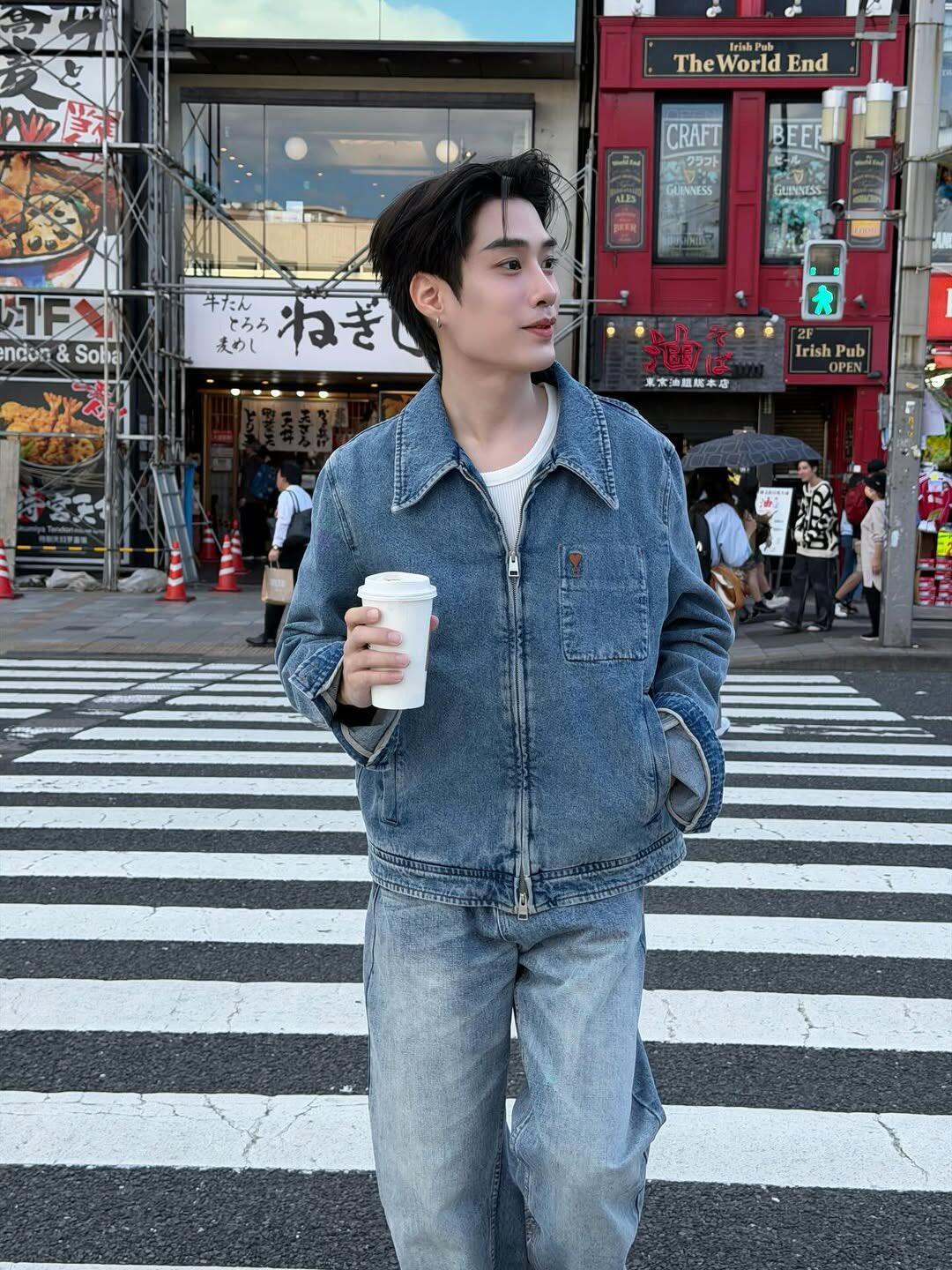 Ami Paris 刺绣牛仔外套 定制法式柔雾水洗牛仔 挺括有型 舒适柔软 以雾蓝做旧为底 色调清透雅致 自带柔光滤镜 