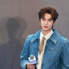 Ami Paris 刺绣牛仔外套 定制法式柔雾水洗牛仔 挺括有型 舒适柔软 以雾蓝做旧为底 色调清透雅致 自带柔光滤镜 Ami Paris 刺绣牛仔外套 定制法式柔雾水洗牛仔 挺括有型 舒适柔软 以雾蓝做旧为底 色调清透雅致 自带柔光滤镜
