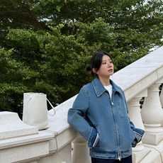 Ami Paris 刺绣牛仔外套 定制法式柔雾水洗牛仔 挺括有型 舒适柔软 以雾蓝做旧为底 色调清透雅致 自带柔光滤镜 Ami Paris 刺绣牛仔外套 定制法式柔雾水洗牛仔 挺括有型 舒适柔软 以雾蓝做旧为底 色调清透雅致 自带柔光滤镜