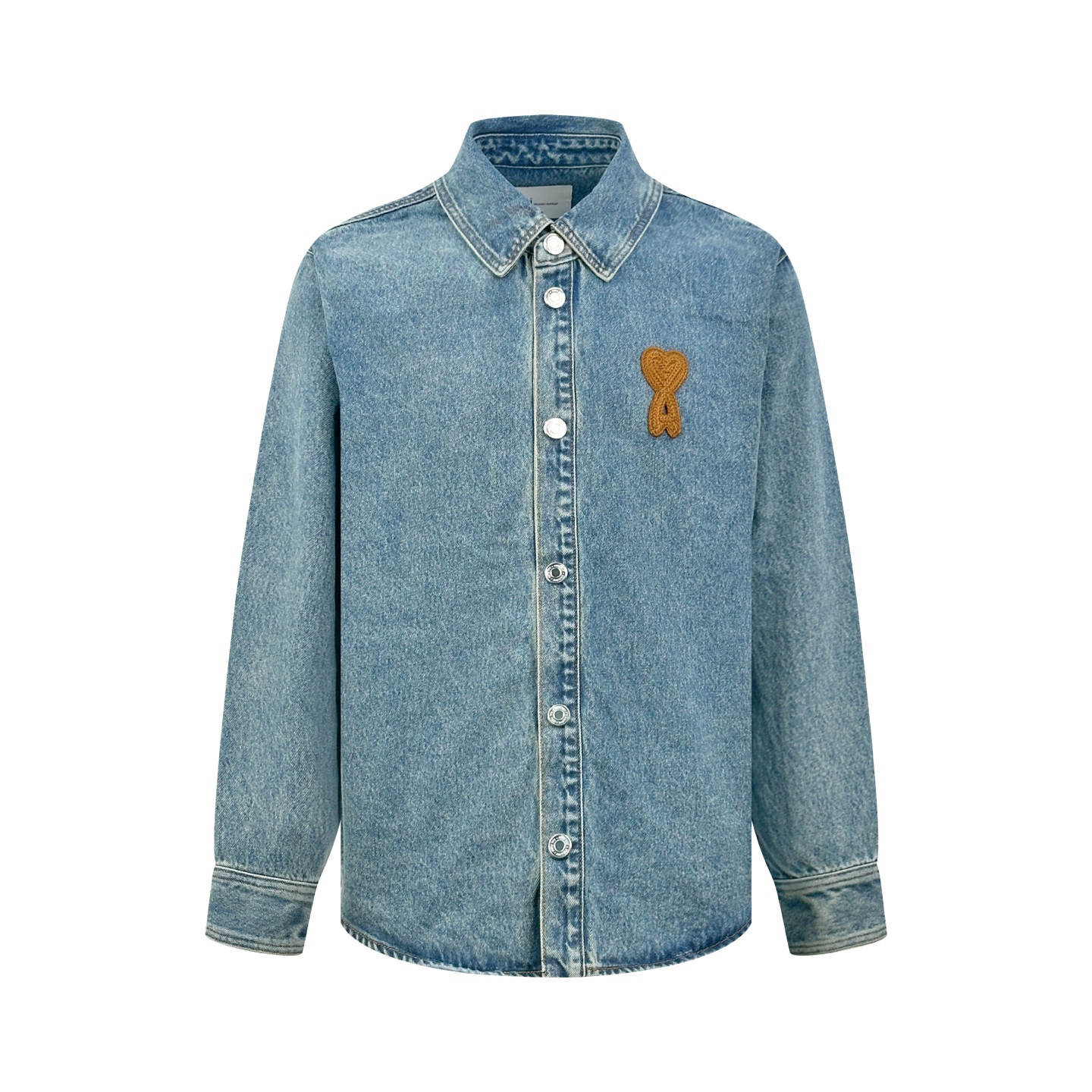 NO:956179,Ami Paris woven love denim jacket, custom-made gelatin soft-gloss combed cotton, stiff and soft, comfortable and close to the skin, with soft blue as the base, like a clear sky with soft light, clear and elegant with muscles, showing luxury and elegance in minimalism. The collection-level golden brown woven love logo on the chest is integrated into the texture of the body with fine stitches, noble and restrained, with the Maison logo. The silhouette of the minimalist shirt is stretched and has a calm charm.  It perfectly combines French laziness and relaxation with high-end minimalist luxury. It reveals the calm and elegant French relaxed style in the space of restraint. Process 1: Using imported machine embroidery seal technology. Using advanced computer control system and precision mechanical components to realize Ami weaving love logo operation with high precision and smooth and delicate lines. Process 2: Stone-ground light fermentation, bleaching and softening. The mutual friction between pumice and clothing causes wear and fading effects on the denim surface.  Through the combination of pulling and bleaching, the clothes can produce a certain texture and stretching effect while bleaching. Process 3: Stir-fried snowballs, stir-fried salt, prepare a corresponding solution, add a certain amount of dye, soak the denim material in it to absorb the solvent, then scrub and dry it to further fade and oxidize. Accessories Customized 1:1 Ami buttons Customized 1:1 Ami trademark Version Loose version Size S M L XL Style number  BB864-B70,,jackets & coats,shirts,19860909Ami Paris 编织爱心牛仔外套 定制凝脂柔光精梳棉 挺括柔软 舒适贴肤 以晴雾柔蓝为底 似晴空晕染柔光 清透雅致间自带筋骨 于极简中尽显奢雅风骨 胸口典藏级金棕色编织爱心徽标 以细密针脚融于衣身肌理 矜贵内敛 自带世家标识度 极简衬衫廓形舒展有度 气韵从容 将法式慵懒松弛与高阶极简奢韵浑然糅合 于留白克制间 流露从容雅致的法式松弛格调 工艺1: 采用进口机刺绣章仔工艺 使用先进的计算机控制系统和精密的机械部件 实现Ami编织爱心徽标作业 精度高 线条流畅而细腻 工艺2: 石磨轻酵拉解漂加软 通过浮石与衣物的相互摩擦 使牛仔布表面产生磨损和褪色效果 通过拉扯和漂白相结合 使衣物在漂白的同时产生一定的纹理和拉伸效果 工艺3: 炒雪球 炒盐 特制对应的溶液 加入一定量的染色剂 将牛仔料浸泡其中吸收溶剂 再进行搓洗后晾干 使其进一步褪色和氧化 辅料 定制1:1 Ami 钮扣 定制1:1 Ami 商标 版型 宽松版型 尺码 S M L XL 款号 BB864-B70,,jackets & coats,shirts,,Men's clothing