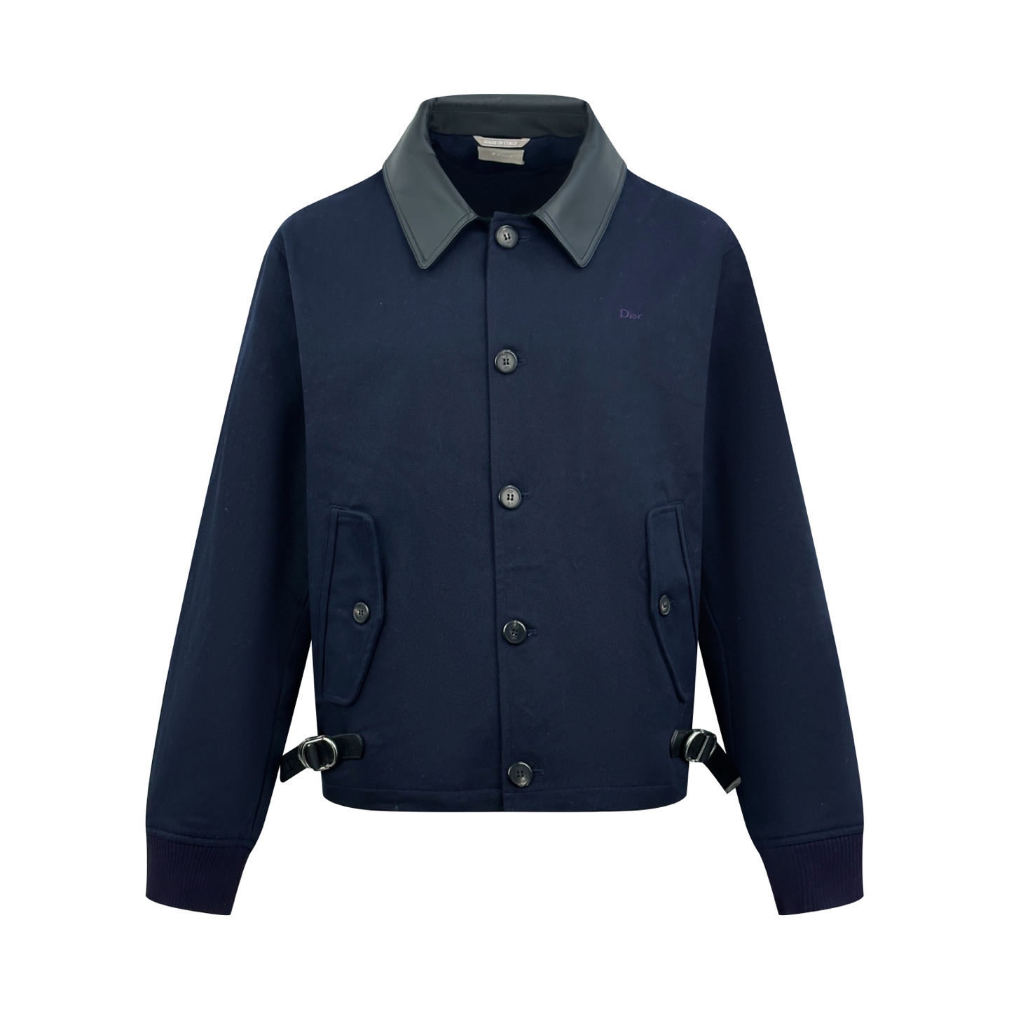 NO:955440,.Dior embroidered buckle leather collar jacket, custom-made Yelan luxury stiff gabardine, with strong muscles and smooth skin, Yelan navy blue as the base, the deep sea twilight blends into the room, the matte matte texture is calm and profound, the classic leather collar is engraved with the Dior collection logo, between the tough texture and the warm texture, it shows the noble bearing of the French family. The high-density embroidery of the same color on the chest contains the essence of the brand.  Adjustable leather tabs on both sides are matched with CD buckles. Craftsman workwear details are the finishing touch. The elegant style and retro luxury aesthetics are blended to express the unobtrusive luxury aura. Process 1: Use imported machine embroidery technology. Use advanced computer control systems and precision mechanical components to realize Dior embroidery operations with high precision. The lines are smooth and delicate. Process 2: Use electro-erosion embossing process. Leather processing technology that converts electrical energy into aesthetic language.  Priority is given to customizing the metal electrode mold according to the original 1:1. It is pressed against the leather surface through the precise coordination of current, temperature and pressure to form a concave three-dimensional pattern. Process 3: The fabrics are fermented and washed. The texture is better and not easy to deform. It is not easy to shrink. It is not easy to fade. It maintains long-term beauty. Accessories. Customized 1:1 Dior concealed buckle. Customized 1:1 Dior horn buckle. Customized 1:1 Dior leather webbing. Customized 1:1 Dior buckle. Customized 1:1.  Dior trademark version Loose version Size 46 48 50 52 Must smash, dior, jackets & coats,19860909.Dior 刺绣搭扣皮革领夹克 定制夜澜奢挺华达呢 筋骨卓然 垂顺亲肤 夜澜藏蓝作底 凝深海暮色融于衣间 雾面哑光肌理沉静深邃 经典皮革领襟镌刻Dior典藏徽标 于硬朗质感与温润肌理间 尽显法式世家矜贵气度 胸前同色高密刺绣暗蕴品牌精髓 两侧可调节皮革袢扣搭配CD搭扣 以匠造工装细节精妙点睛 将优雅风骨与复古奢潮美学浑然交融 尽释不彰自显的顶奢气场 工艺1: 采用进口机刺绣工艺 使用先进的计算机控制系统和精密的机械部件 实现Dior刺绣作业 精度高 线条流畅而细腻 工艺2: 采用电蚀压花工艺 将电能转化为美学语言的皮革加工技术 优先根据原版1:1定制金属电极模具 通过电流和温度与压力的精准协同压向皮革表面 形成凹陷的立体纹路 工艺3: 面料都经过酵洗 手感质感更佳 不易变形 不易缩水 不易褪色 保持长久的美观 辅料 定制1:1 Dior 暗扣 定制1:1 Dior 牛角扣 定制1:1 Dior 皮革织带 定制1:1 Dior 搭扣 定制1:1 Dior 商标 版型 宽松版型 尺码 46 48 50 52 必须砸锅,,dior,jackets & coats,,Men's clothing
