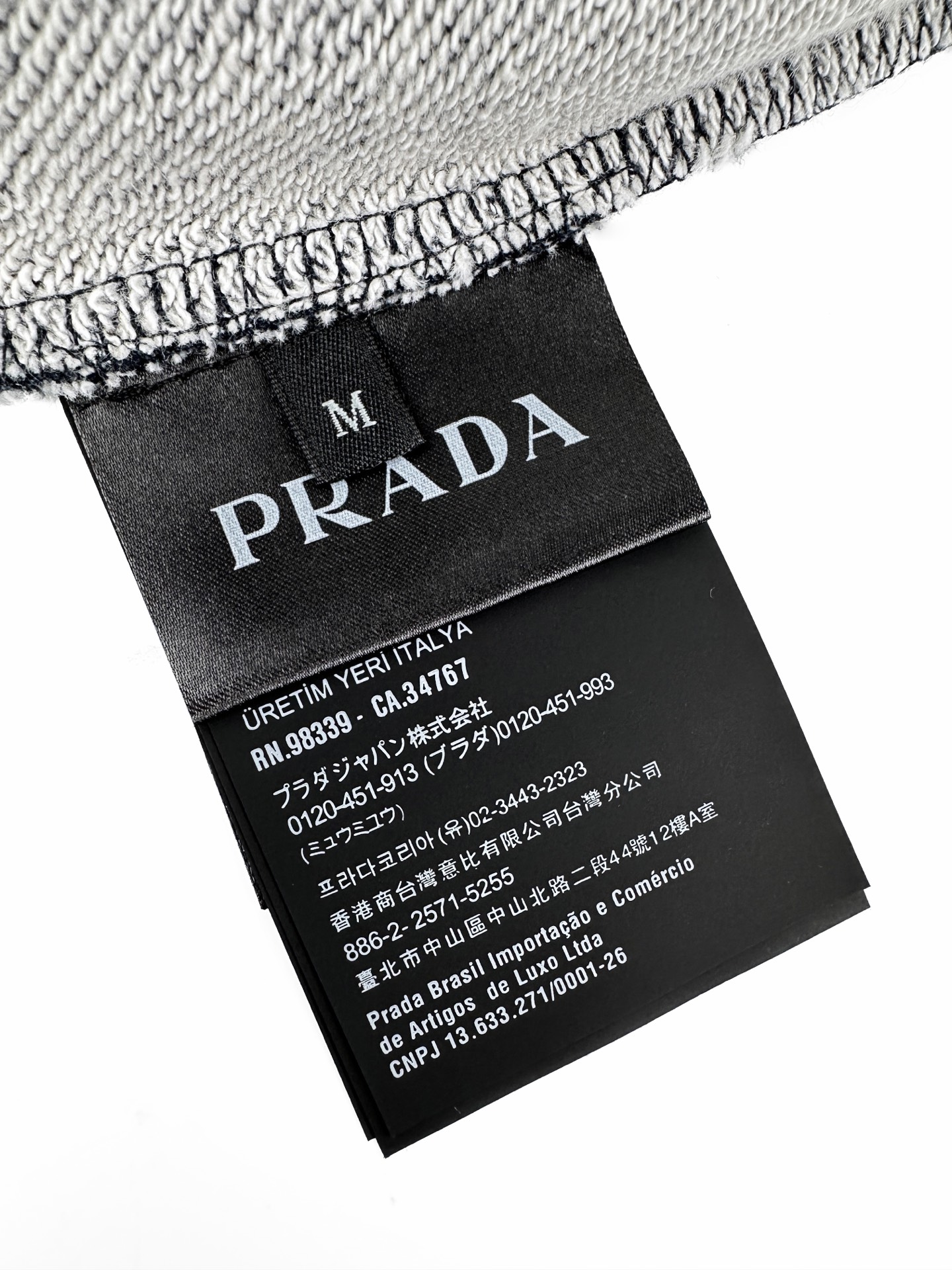 女装👚Prada 徽标条纹卫衣 定制定染花纱宝蓝棉感卫衣针织料以及复古撞色段染罗纹针织，色泽自然，软糯挺括。一袭朦胧花纱
