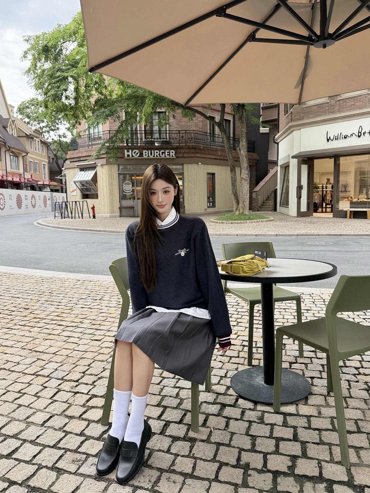 女装👚Prada 徽标条纹卫衣 定制定染花纱宝蓝棉感卫衣针织料以及复古撞色段染罗纹针织，色泽自然，软糯挺括。一袭朦胧花纱