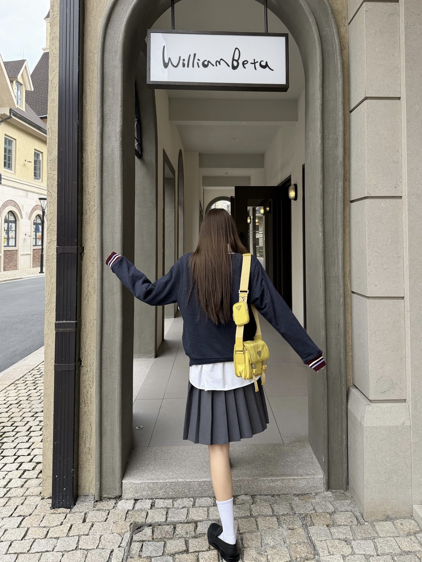 女装👚Prada 徽标条纹卫衣 定制定染花纱宝蓝棉感卫衣针织料以及复古撞色段染罗纹针织，色泽自然，软糯挺括。一袭朦胧花纱