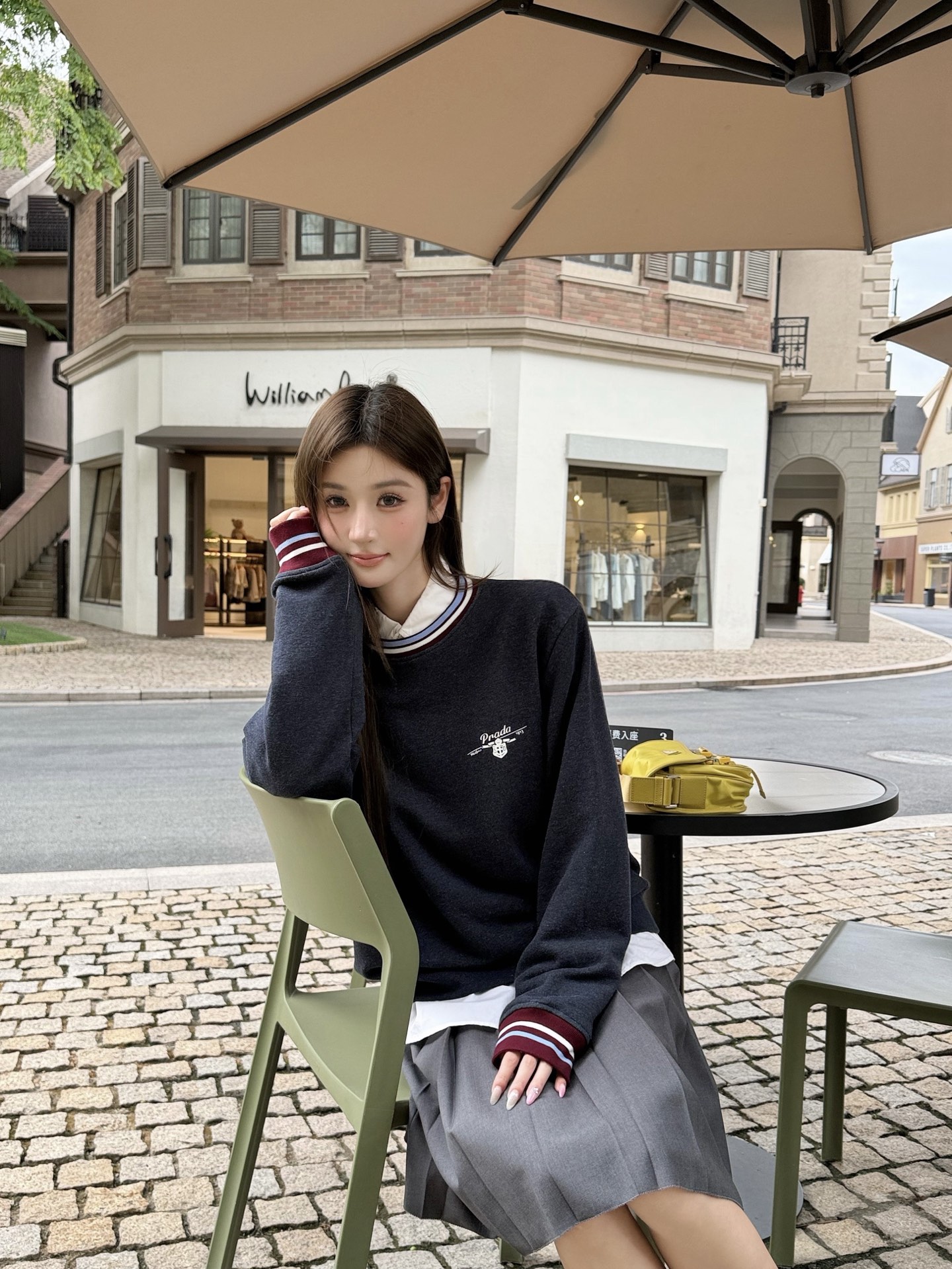 女装👚Prada 徽标条纹卫衣 定制定染花纱宝蓝棉感卫衣针织料以及复古撞色段染罗纹针织，色泽自然，软糯挺括。一袭朦胧花纱