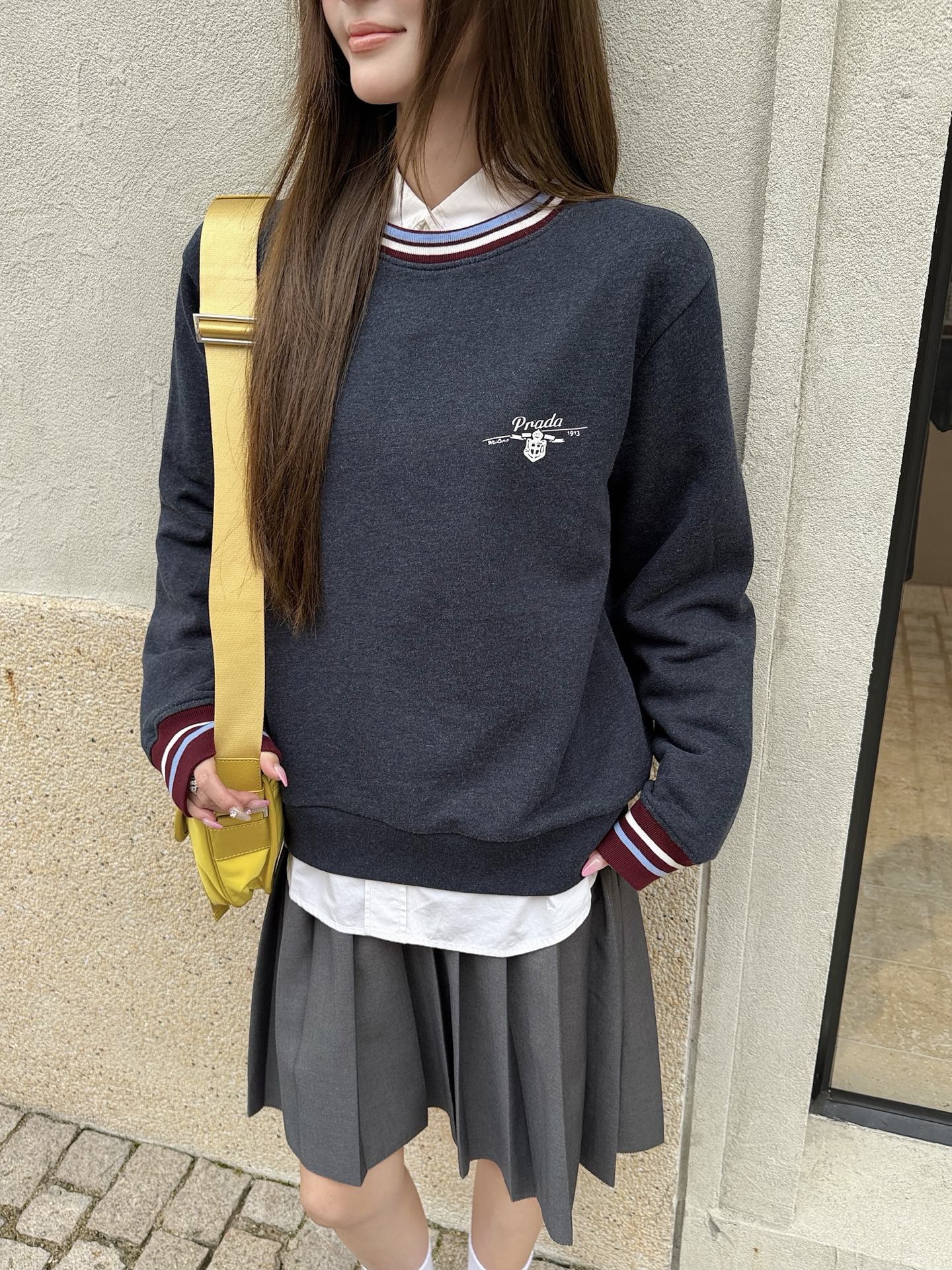 女装👚Prada 徽标条纹卫衣 定制定染花纱宝蓝棉感卫衣针织料以及复古撞色段染罗纹针织，色泽自然，软糯挺括。一袭朦胧花纱