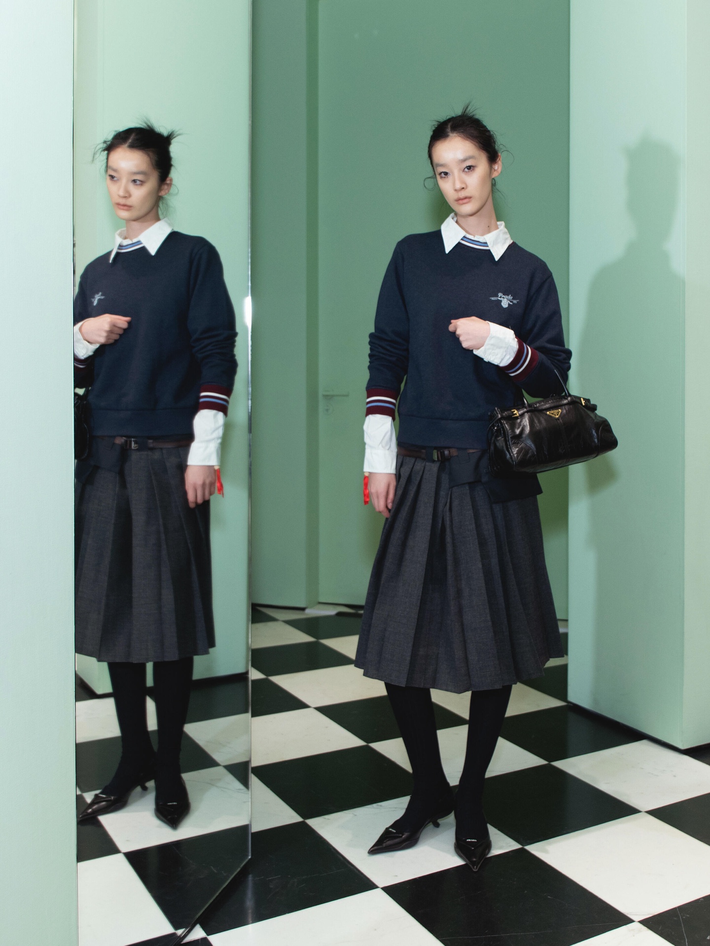 女装👚Prada 徽标条纹卫衣 定制定染花纱宝蓝棉感卫衣针织料以及复古撞色段染罗纹针织，色泽自然，软糯挺括。一袭朦胧花纱