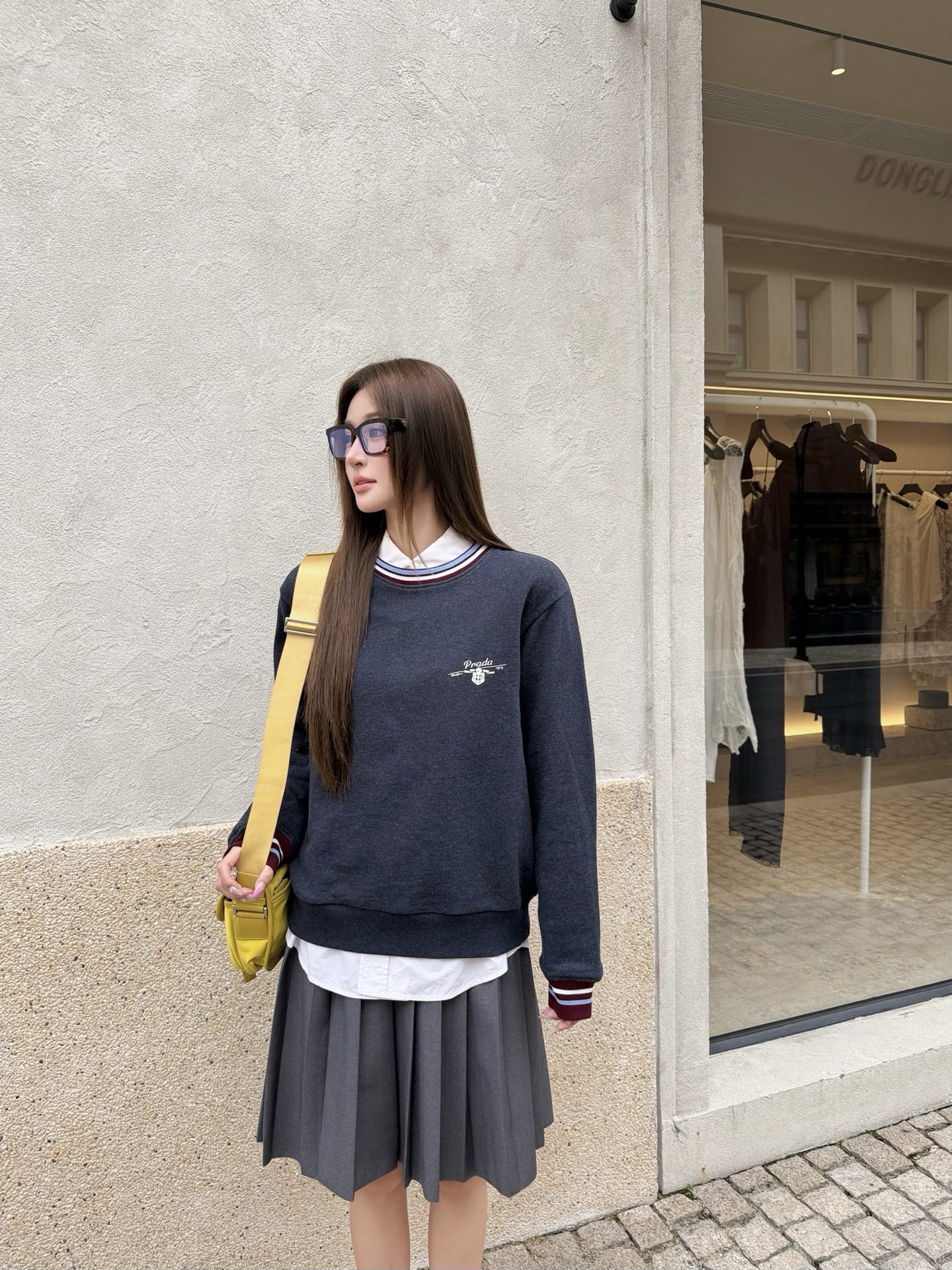 女装👚Prada 徽标条纹卫衣 定制定染花纱宝蓝棉感卫衣针织料以及复古撞色段染罗纹针织，色泽自然，软糯挺括。一袭朦胧花纱