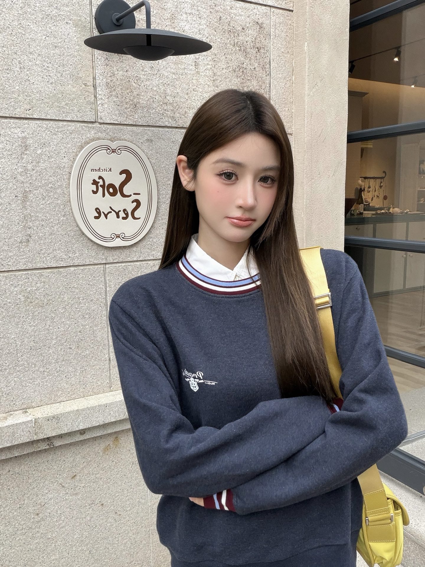 女装👚Prada 徽标条纹卫衣 定制定染花纱宝蓝棉感卫衣针织料以及复古撞色段染罗纹针织，色泽自然，软糯挺括。一袭朦胧花纱