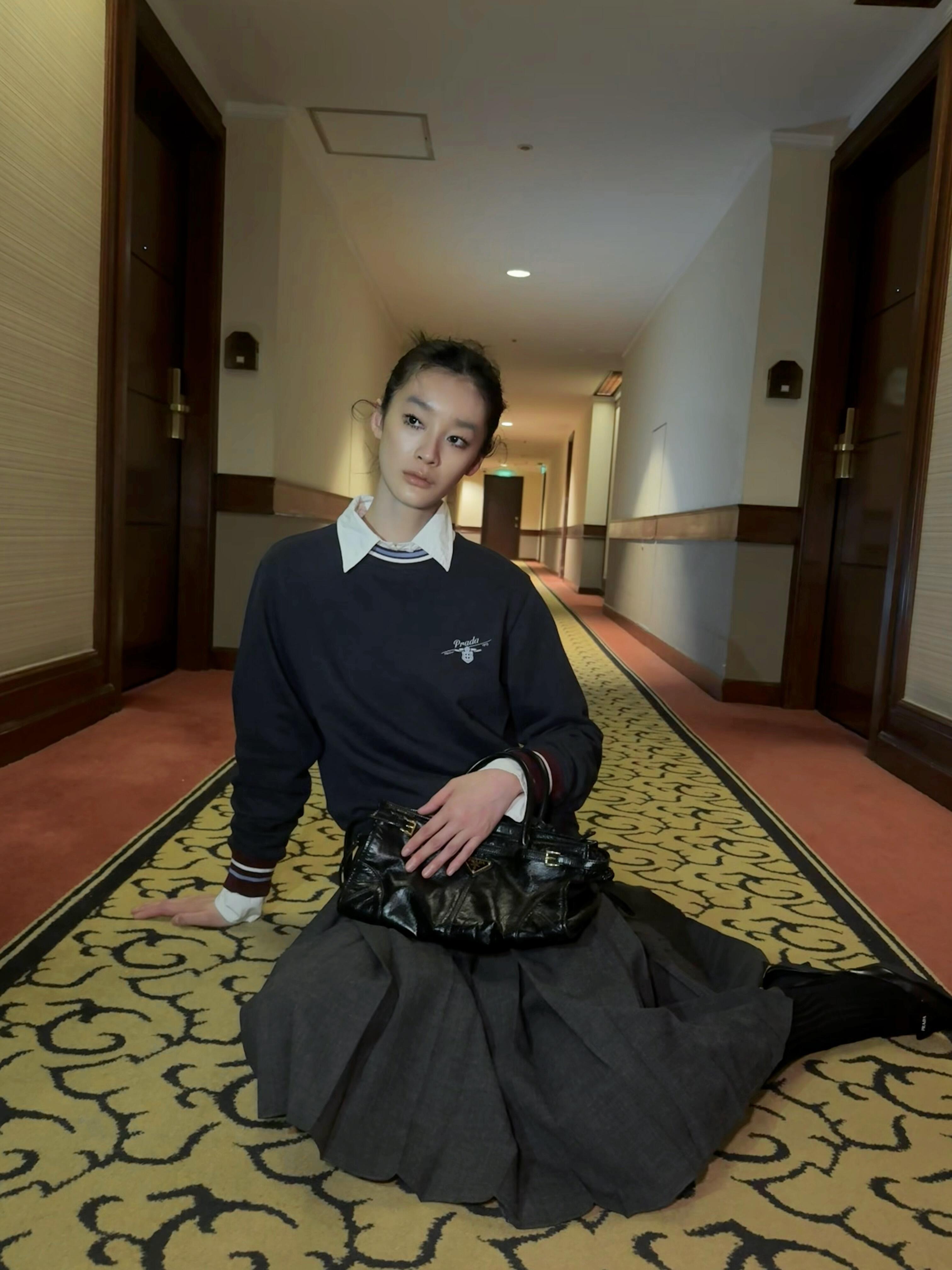 女装👚Prada 徽标条纹卫衣 定制定染花纱宝蓝棉感卫衣针织料以及复古撞色段染罗纹针织，色泽自然，软糯挺括。一袭朦胧花纱