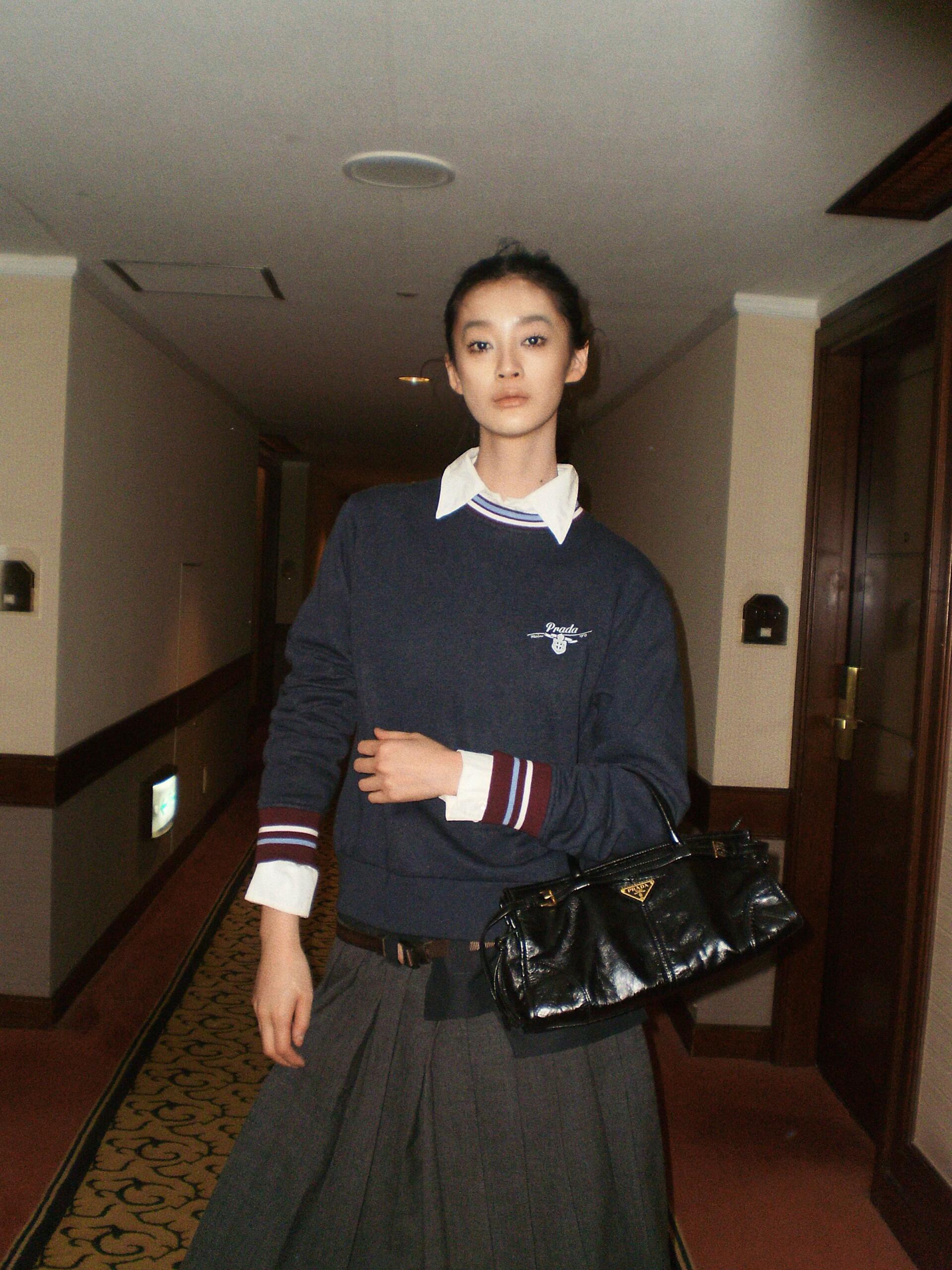 女装👚Prada 徽标条纹卫衣 定制定染花纱宝蓝棉感卫衣针织料以及复古撞色段染罗纹针织，色泽自然，软糯挺括。一袭朦胧花纱