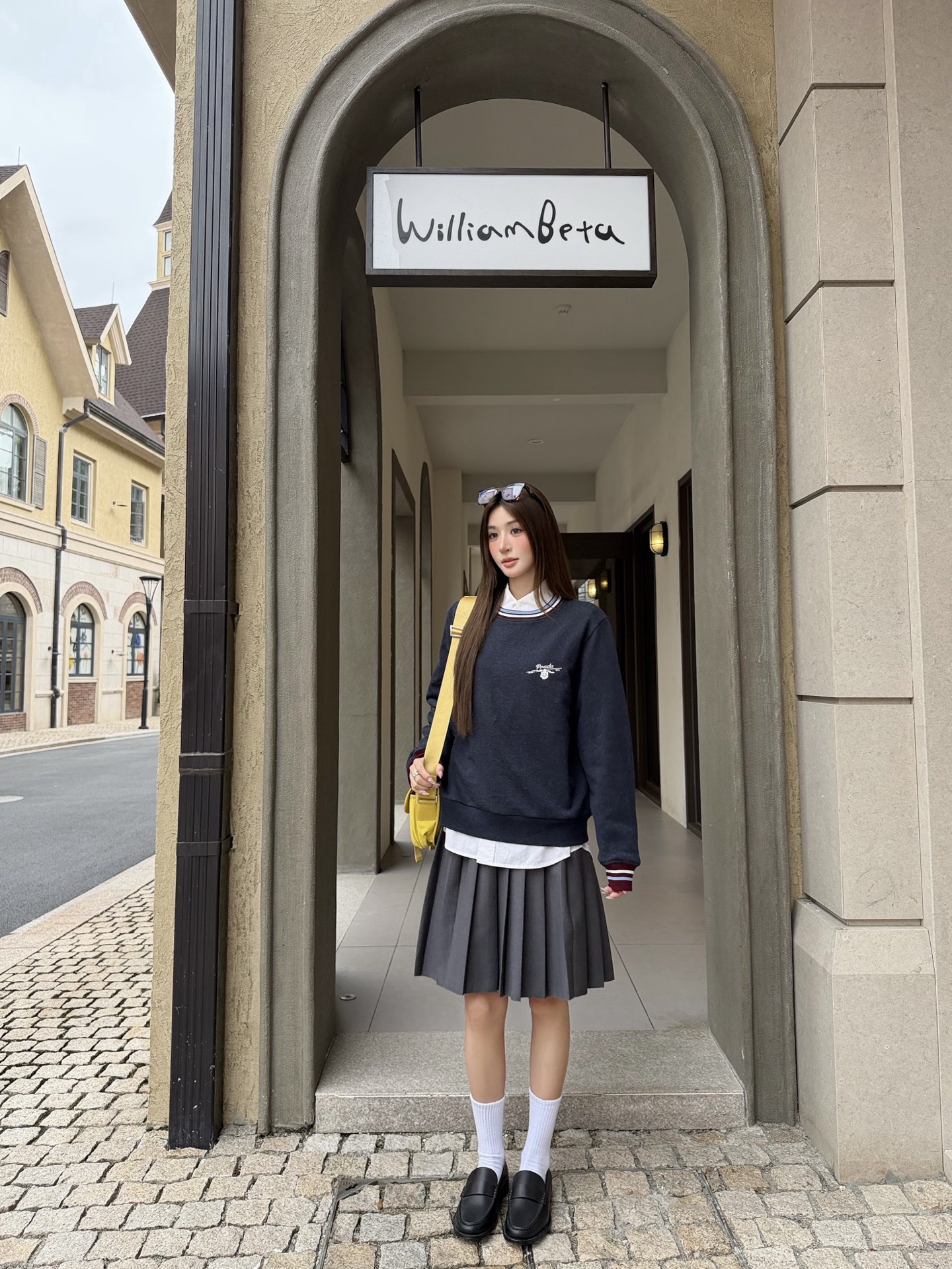 女装👚Prada 徽标条纹卫衣 定制定染花纱宝蓝棉感卫衣针织料以及复古撞色段染罗纹针织，色泽自然，软糯挺括。一袭朦胧花纱