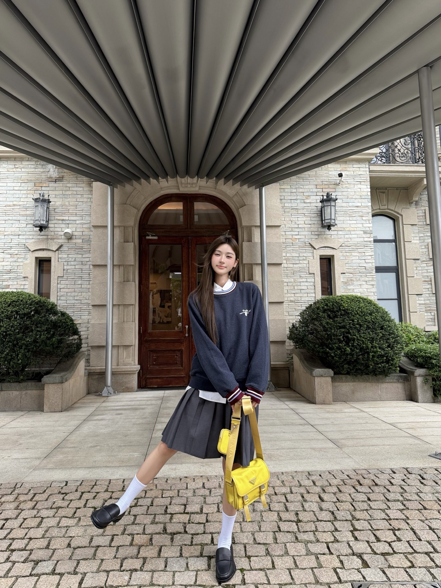女装👚Prada 徽标条纹卫衣 定制定染花纱宝蓝棉感卫衣针织料以及复古撞色段染罗纹针织，色泽自然，软糯挺括。一袭朦胧花纱