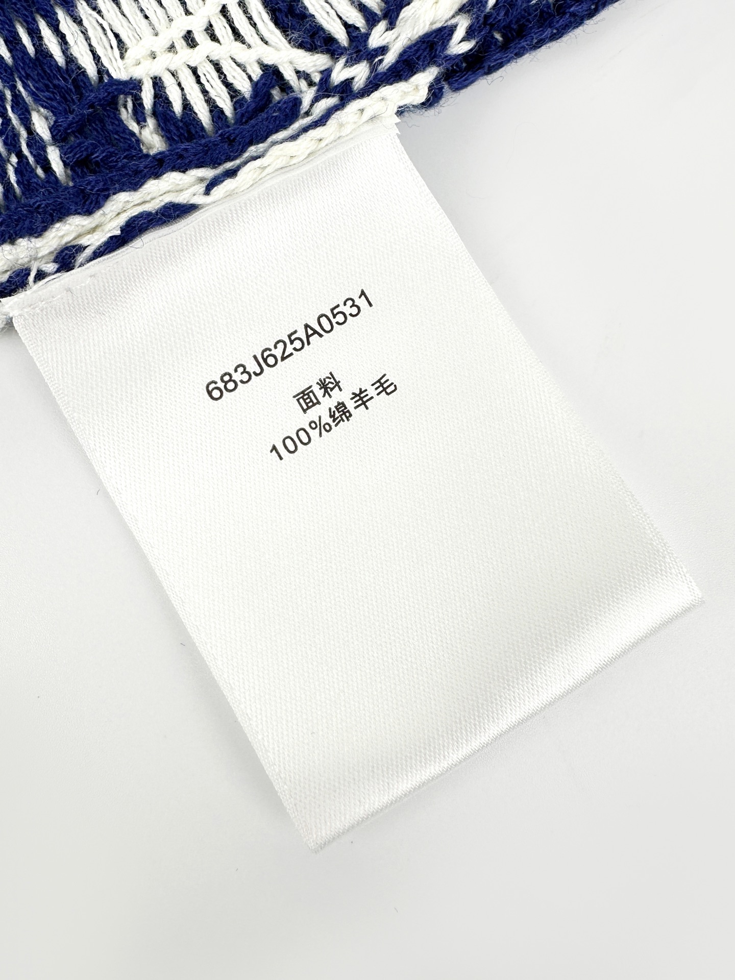 Dior 刺绣千鸟格纹提花毛衣 定织鎏纹典藏精纺提花羊毛 云柔细腻 贴肤温润 澄澈奶白作基底 深海藏蓝千鸟格错落纵横 英