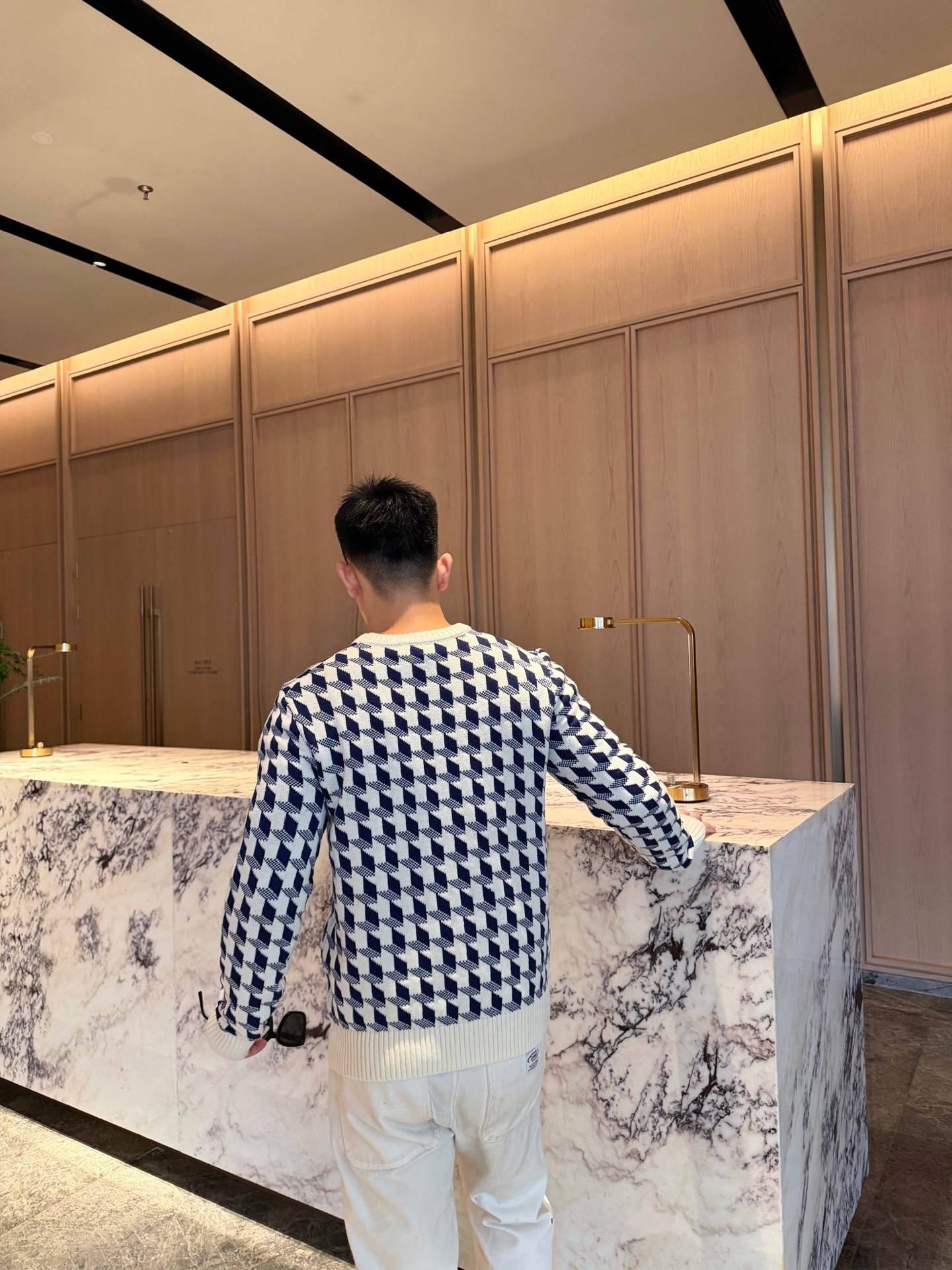 Dior 刺绣千鸟格纹提花毛衣 定织鎏纹典藏精纺提花羊毛 云柔细腻 贴肤温润 澄澈奶白作基底 深海藏蓝千鸟格错落纵横 英