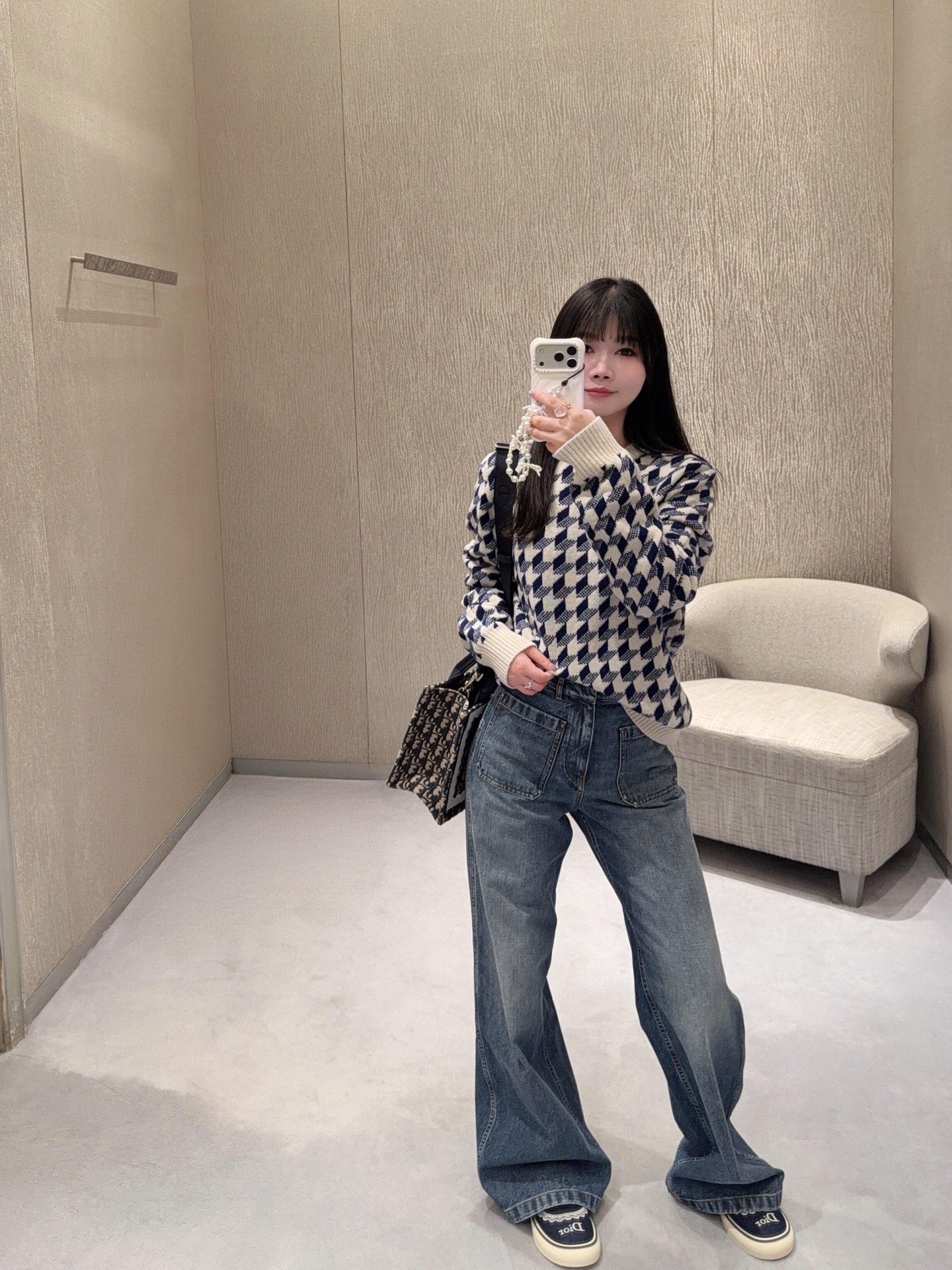 Dior 刺绣千鸟格纹提花毛衣 定织鎏纹典藏精纺提花羊毛 云柔细腻 贴肤温润 澄澈奶白作基底 深海藏蓝千鸟格错落纵横 英