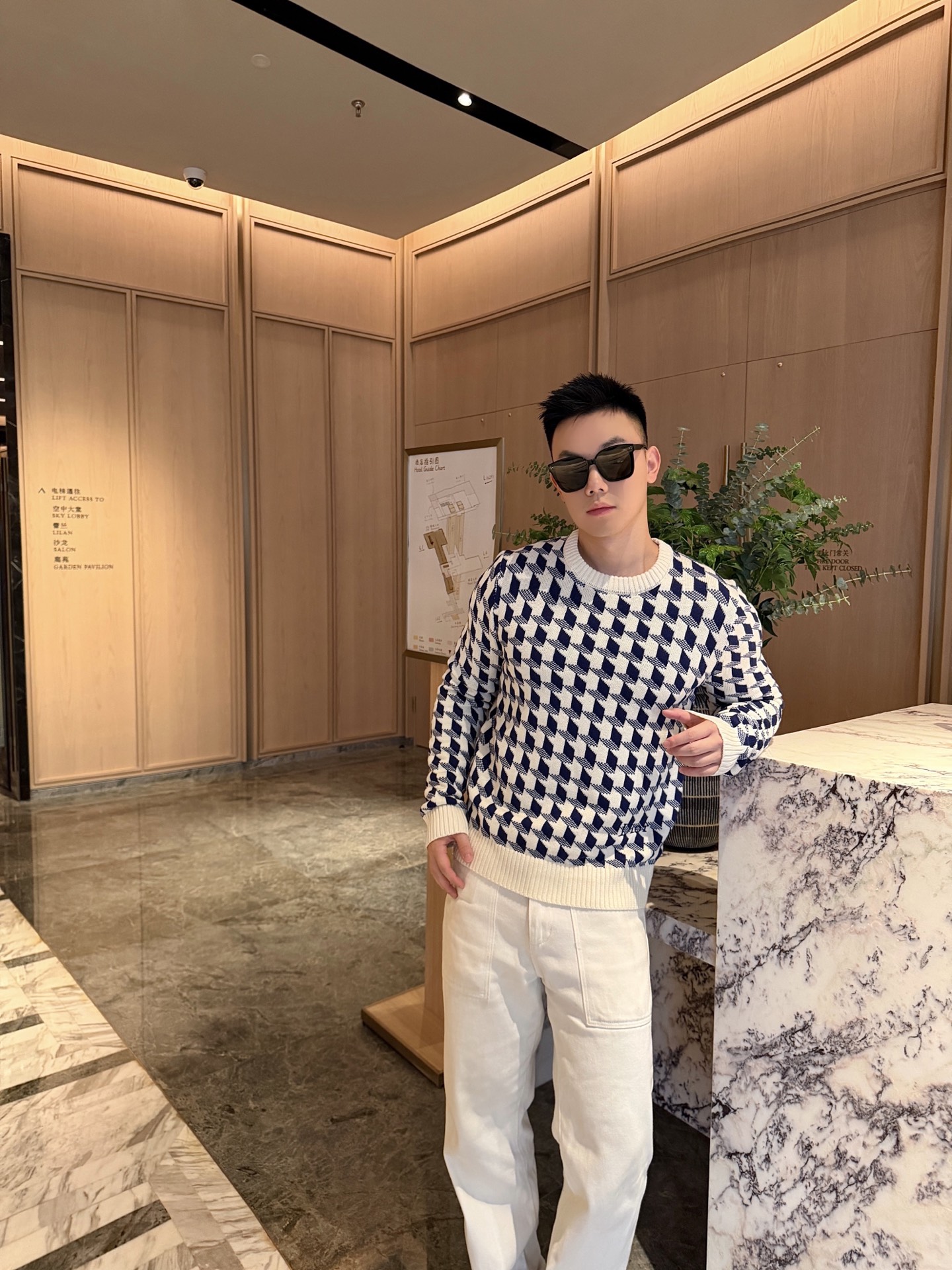 Dior 刺绣千鸟格纹提花毛衣 定织鎏纹典藏精纺提花羊毛 云柔细腻 贴肤温润 澄澈奶白作基底 深海藏蓝千鸟格错落纵横 英
