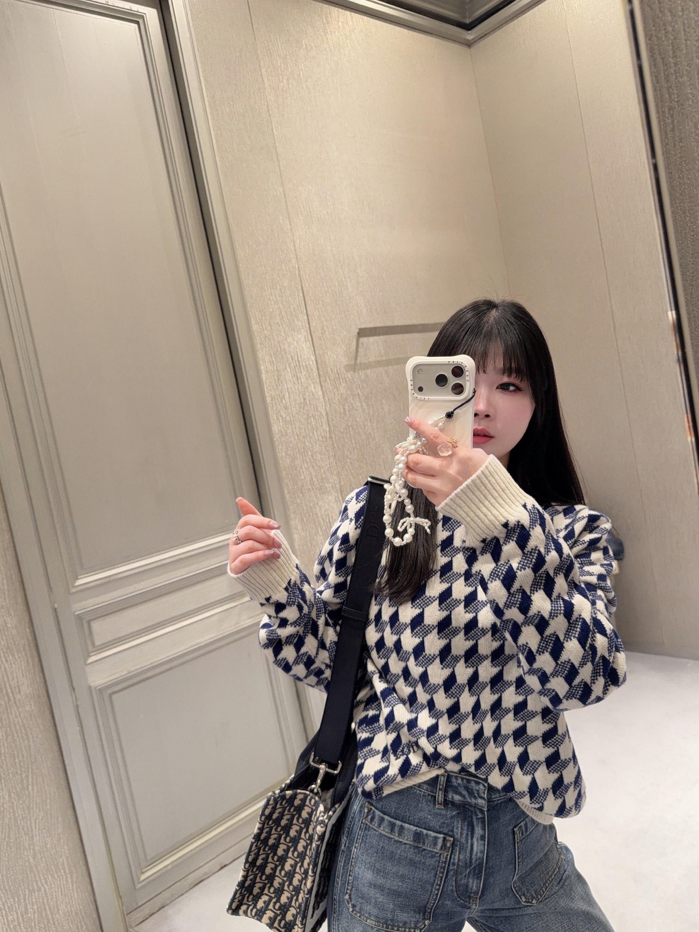 Dior 刺绣千鸟格纹提花毛衣 定织鎏纹典藏精纺提花羊毛 云柔细腻 贴肤温润 澄澈奶白作基底 深海藏蓝千鸟格错落纵横 英