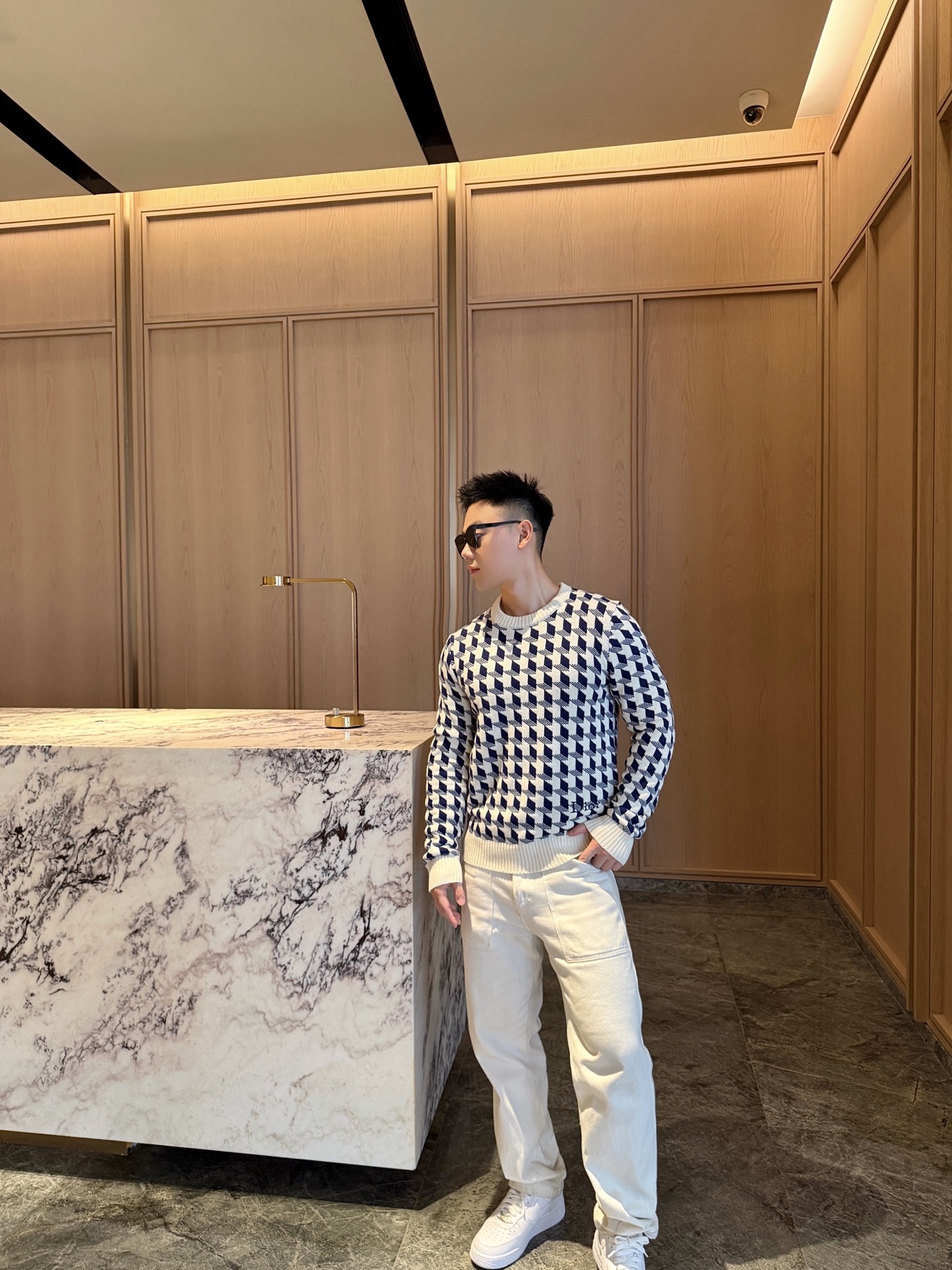 Dior 刺绣千鸟格纹提花毛衣 定织鎏纹典藏精纺提花羊毛 云柔细腻 贴肤温润 澄澈奶白作基底 深海藏蓝千鸟格错落纵横 英