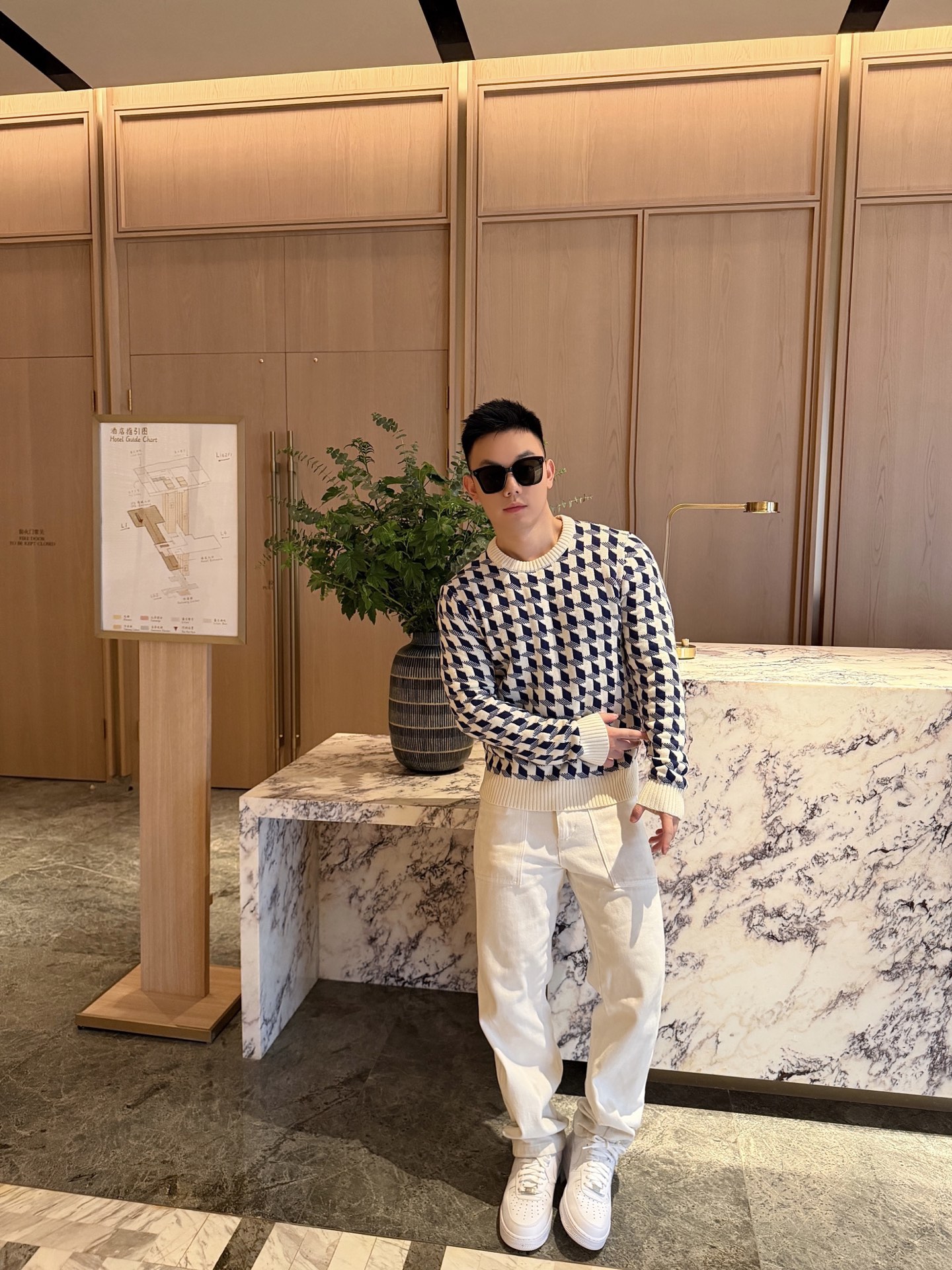 Dior 刺绣千鸟格纹提花毛衣 定织鎏纹典藏精纺提花羊毛 云柔细腻 贴肤温润 澄澈奶白作基底 深海藏蓝千鸟格错落纵横 英