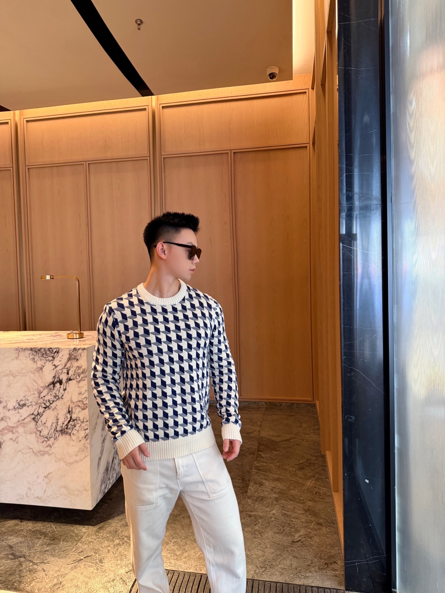 Dior 刺绣千鸟格纹提花毛衣 定织鎏纹典藏精纺提花羊毛 云柔细腻 贴肤温润 澄澈奶白作基底 深海藏蓝千鸟格错落纵横 英