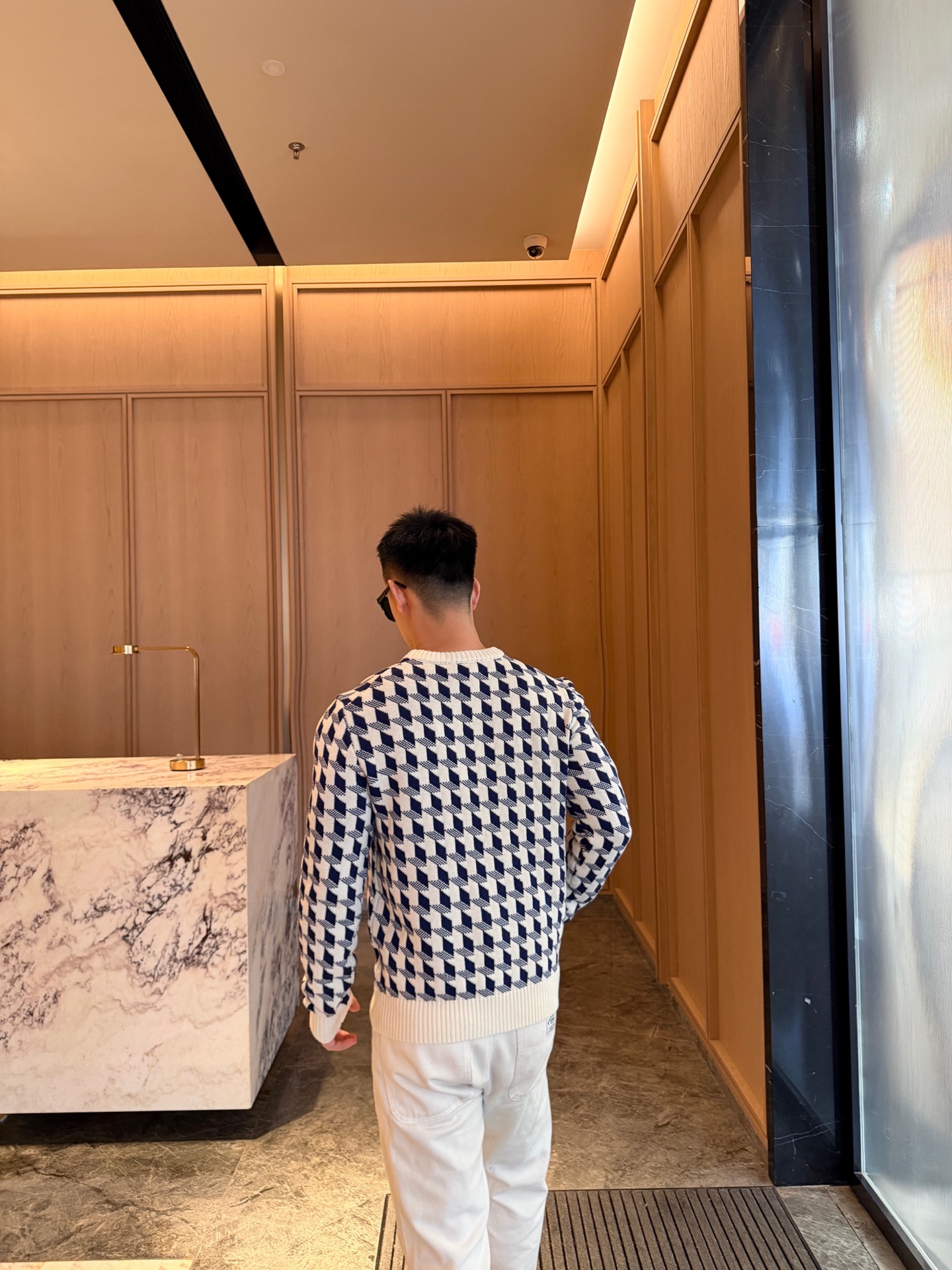 Dior 刺绣千鸟格纹提花毛衣 定织鎏纹典藏精纺提花羊毛 云柔细腻 贴肤温润 澄澈奶白作基底 深海藏蓝千鸟格错落纵横 英