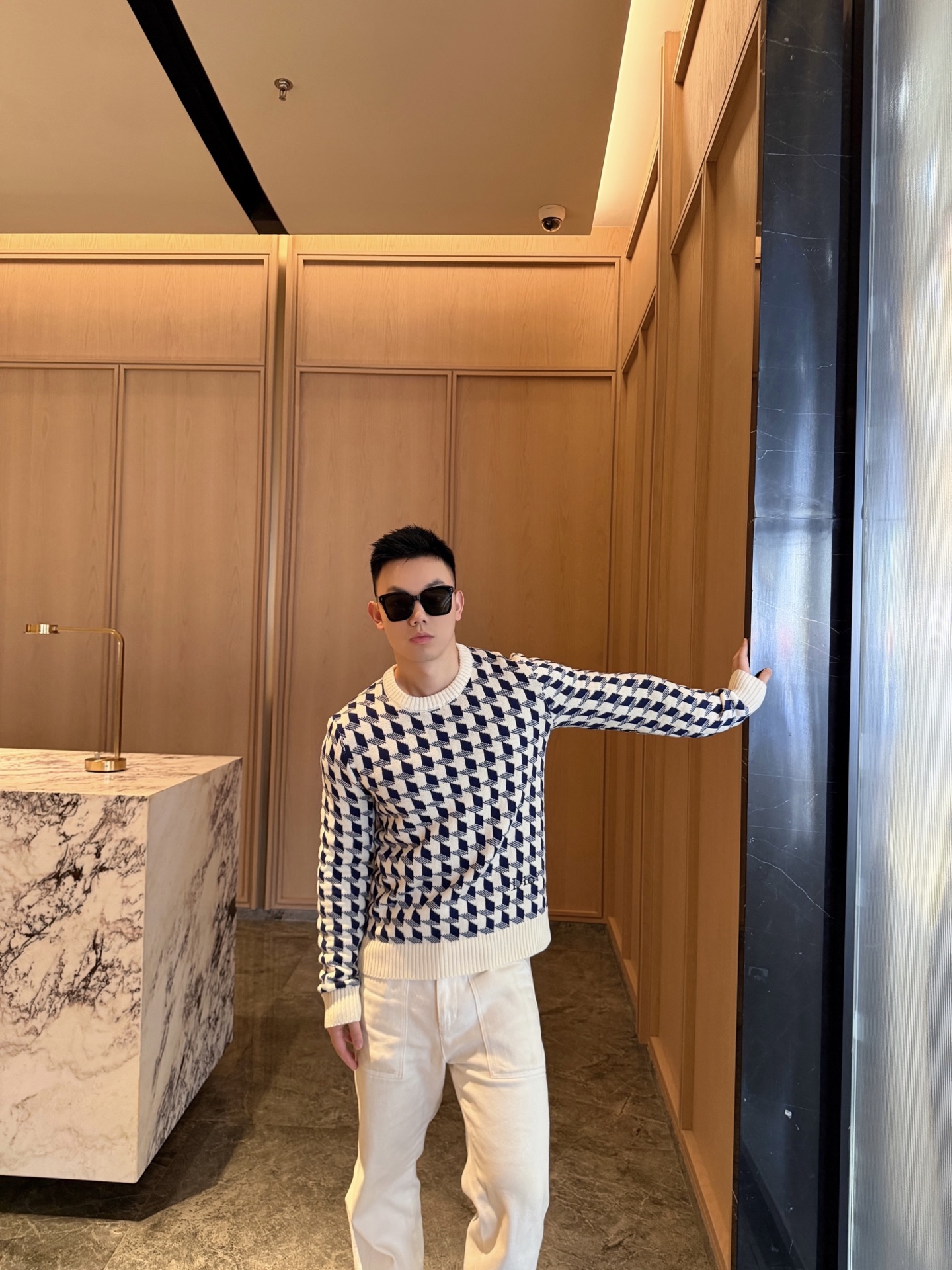 Dior 刺绣千鸟格纹提花毛衣 定织鎏纹典藏精纺提花羊毛 云柔细腻 贴肤温润 澄澈奶白作基底 深海藏蓝千鸟格错落纵横 英
