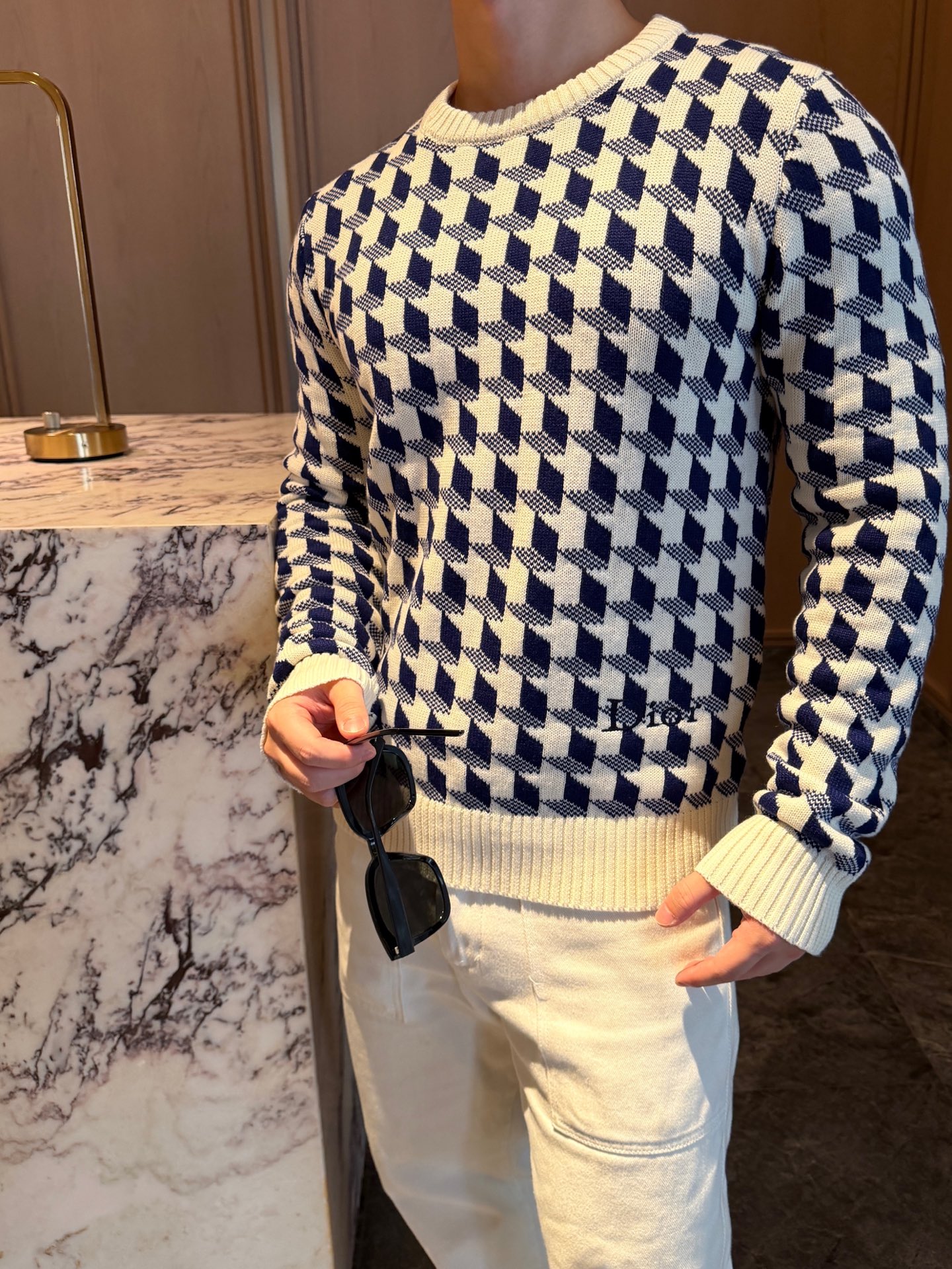 Dior 刺绣千鸟格纹提花毛衣 定织鎏纹典藏精纺提花羊毛 云柔细腻 贴肤温润 澄澈奶白作基底 深海藏蓝千鸟格错落纵横 英
