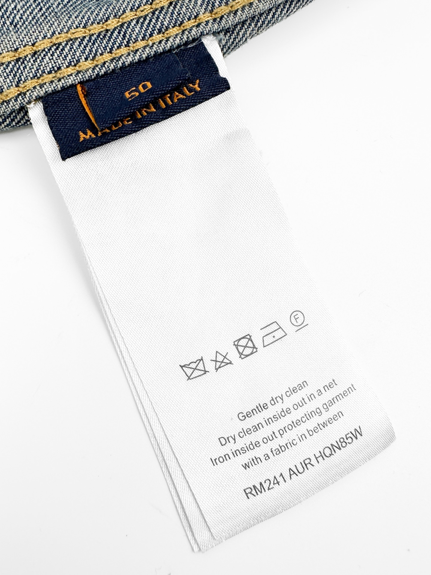 LOUIS VUITTON 皮革细节牛仔夹克 定制典藏酵染靛岚丹宁 挺括有型 舒适贴肤 天然靛蓝层层晕染 雾感哑光蓝调藏